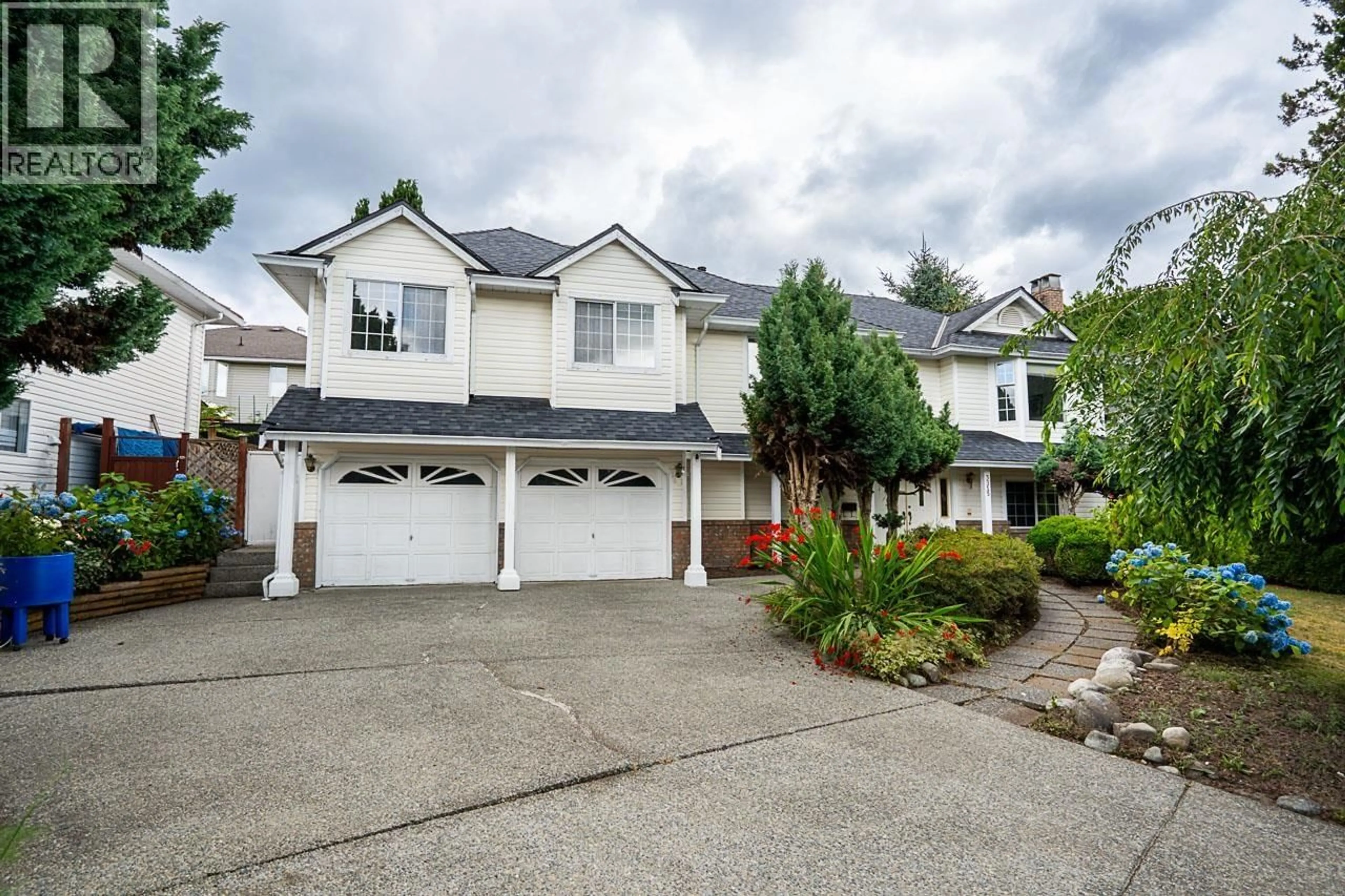 Home with vinyl exterior material, street for 3315 EL CASA COURT, Coquitlam British Columbia V3E2P9