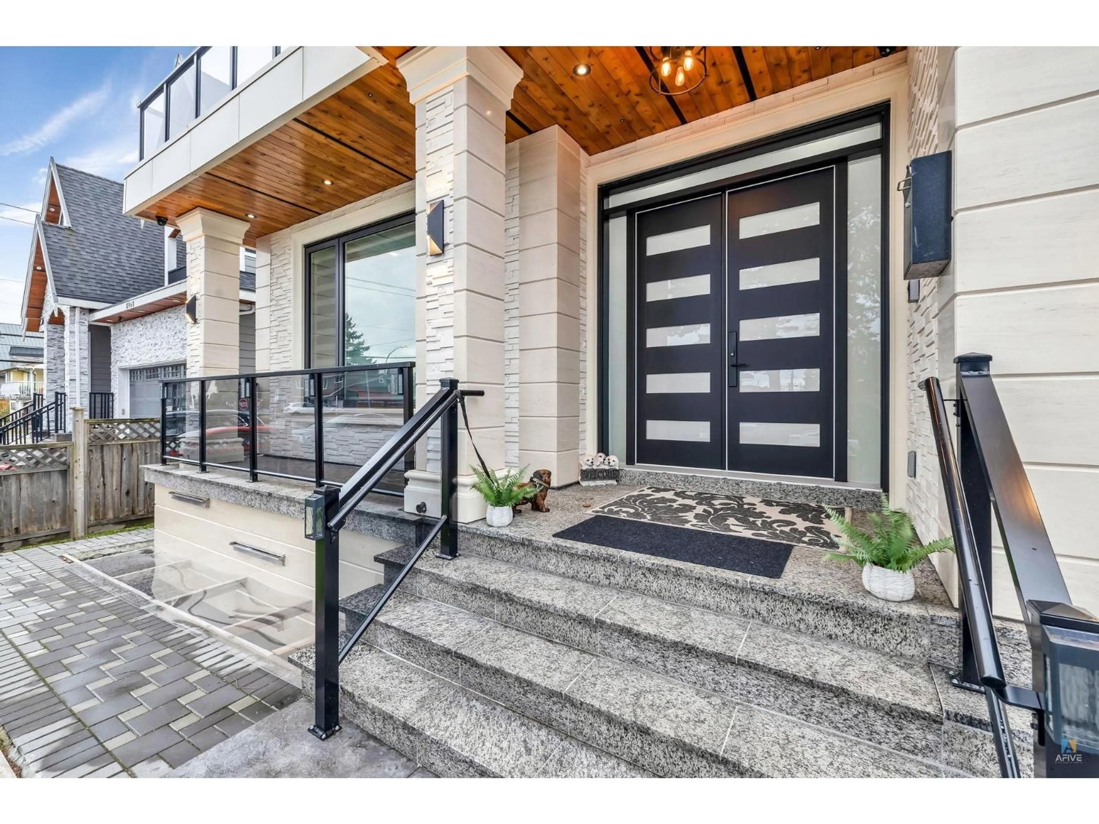 Indoor entryway for 12621 89A AVENUE, Surrey British Columbia V3V1B2