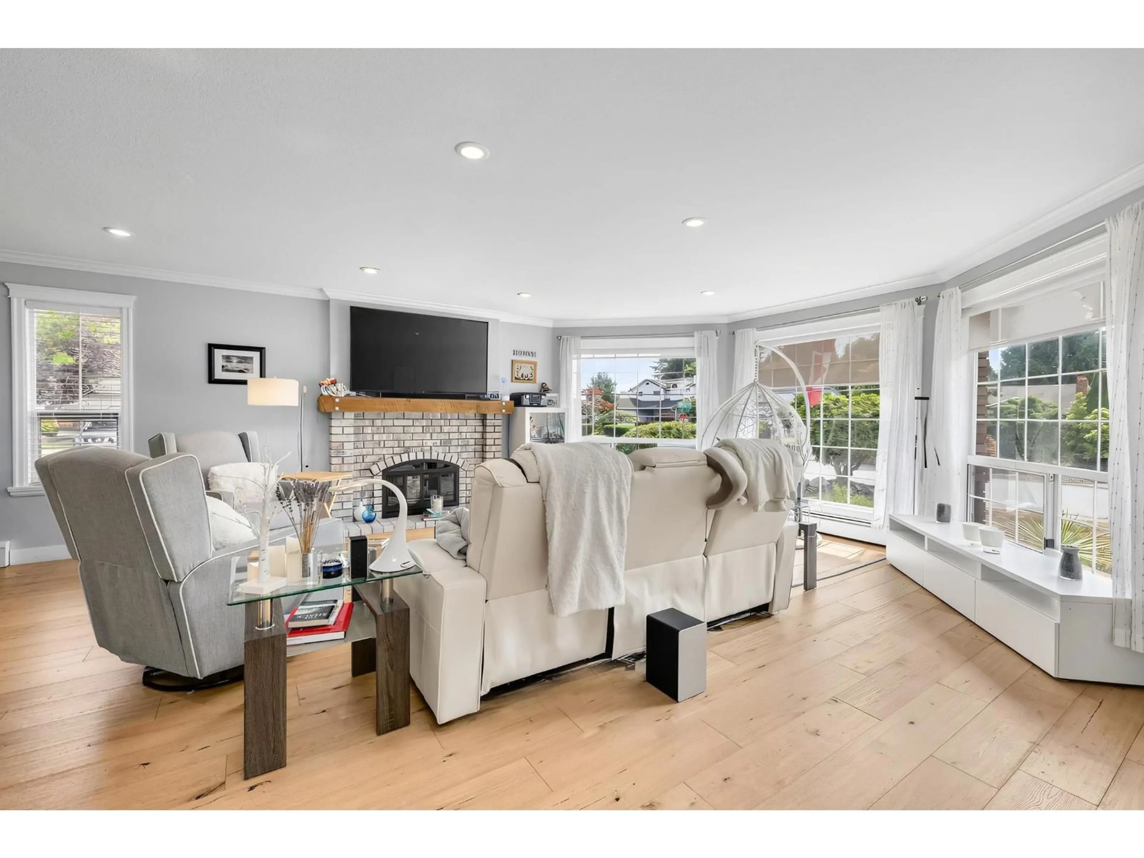 Living room with furniture, unknown for 16347 12 AVENUE, Surrey British Columbia V4A8C3