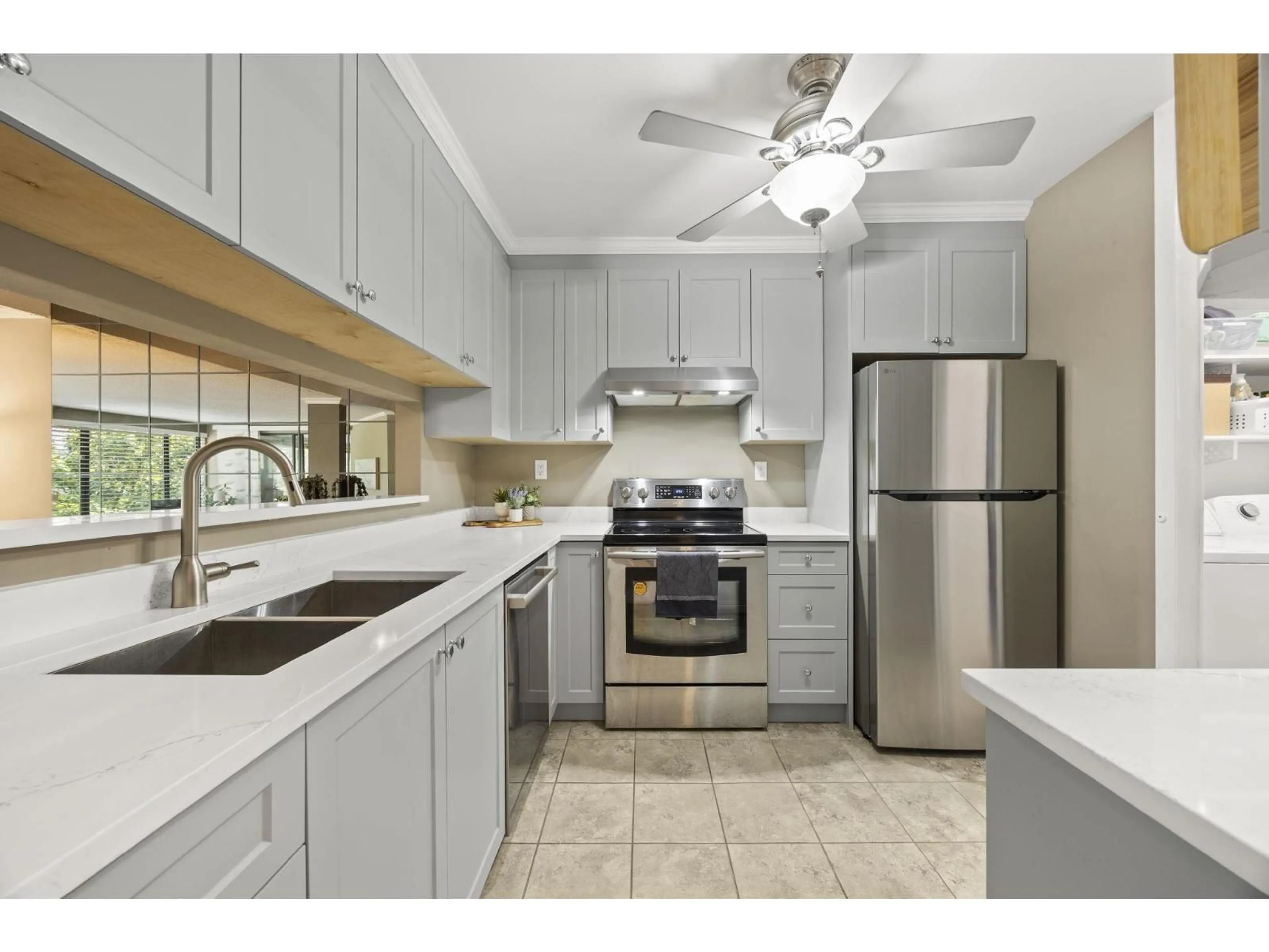 Standard kitchen, ceramic/tile floor for 212 - 15313 19 AVENUE, Surrey British Columbia V4A1X6