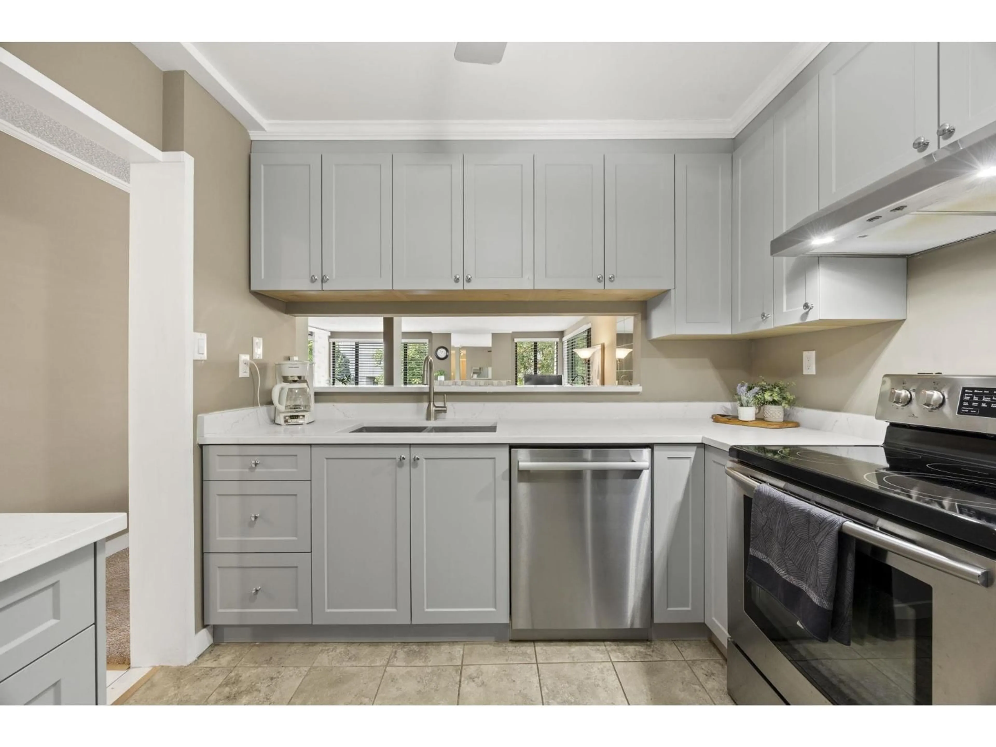 Standard kitchen, ceramic/tile floor for 212 - 15313 19 AVENUE, Surrey British Columbia V4A1X6