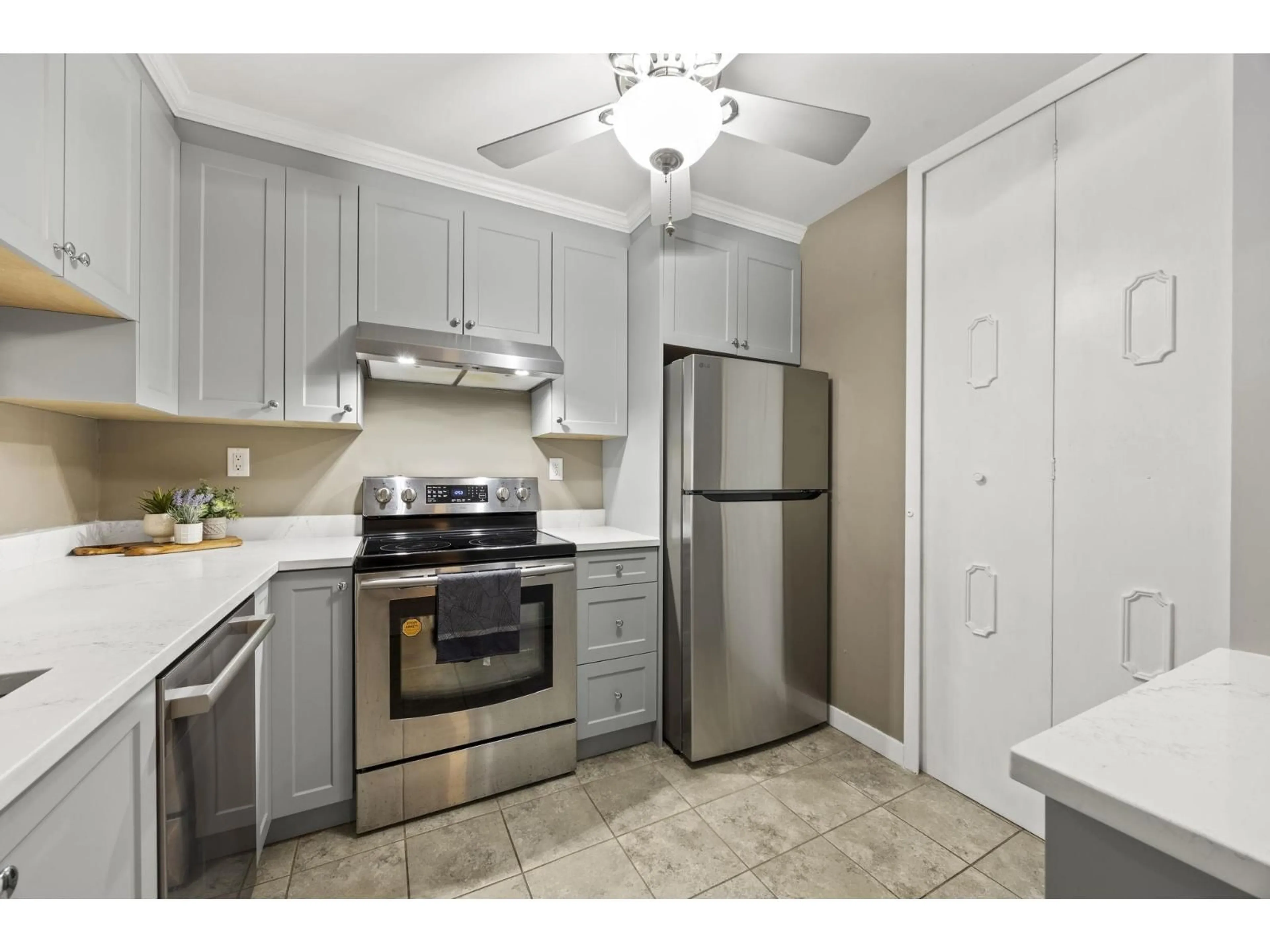 Standard kitchen, unknown for 212 - 15313 19 AVENUE, Surrey British Columbia V4A1X6