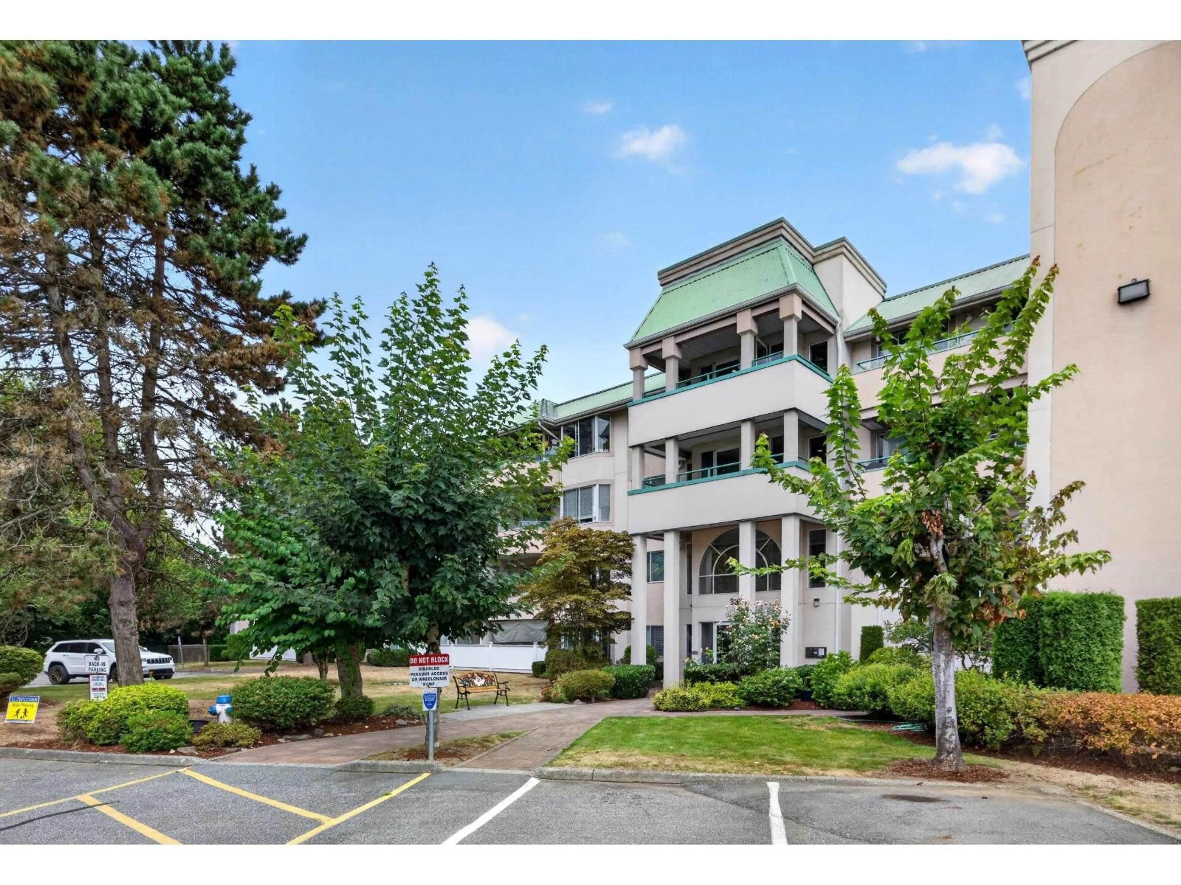 A pic from outside/outdoor area/front of a property/back of a property/a pic from drone, unknown for 438 - 33173 OLD YALE ROAD, Abbotsford British Columbia V2S2J4