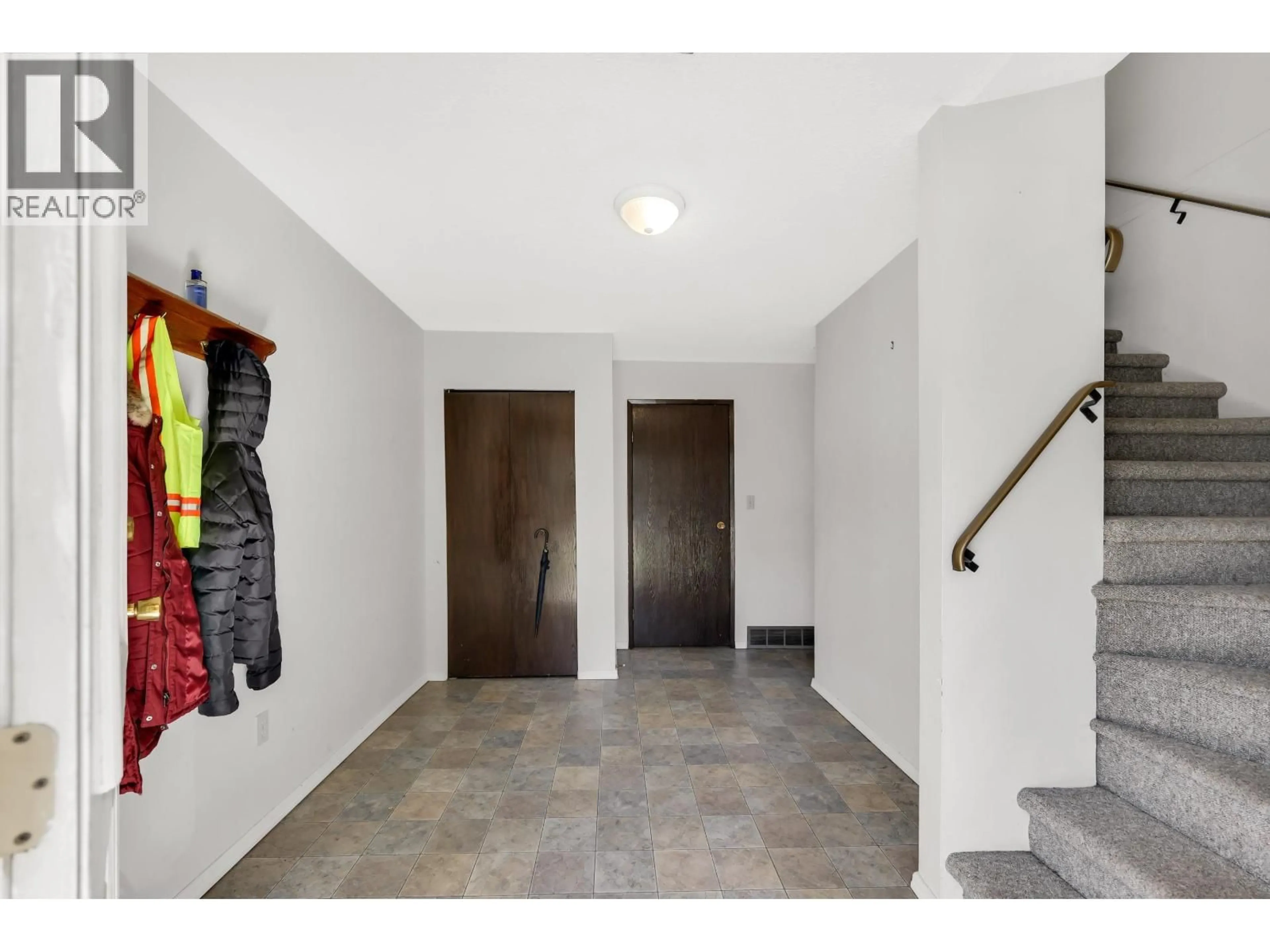 Indoor foyer for 38319 WESTWAY AVENUE, Squamish British Columbia V8B0W6