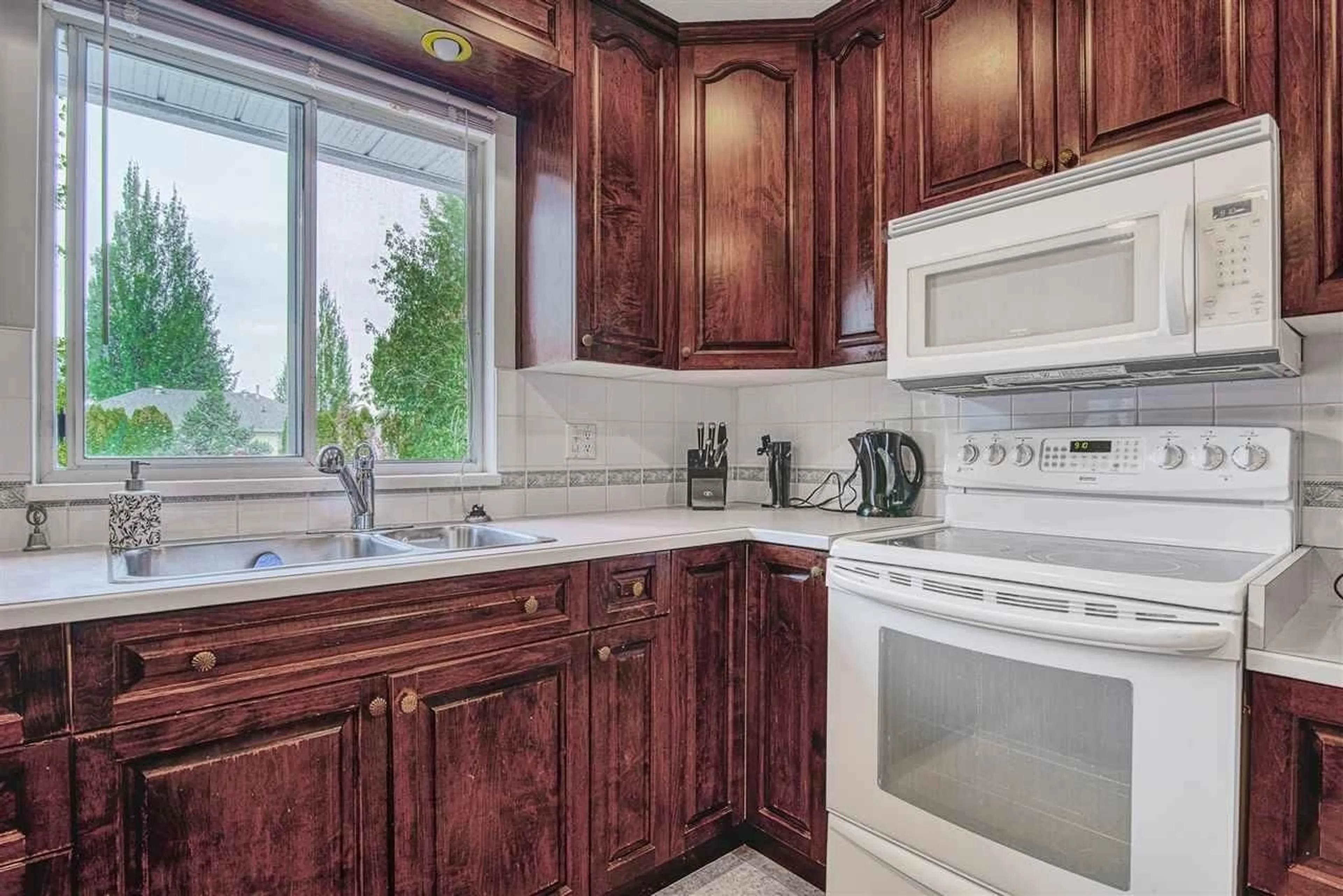 Standard kitchen, ceramic/tile floor for 6297 172A STREET, Surrey British Columbia V3S6V4