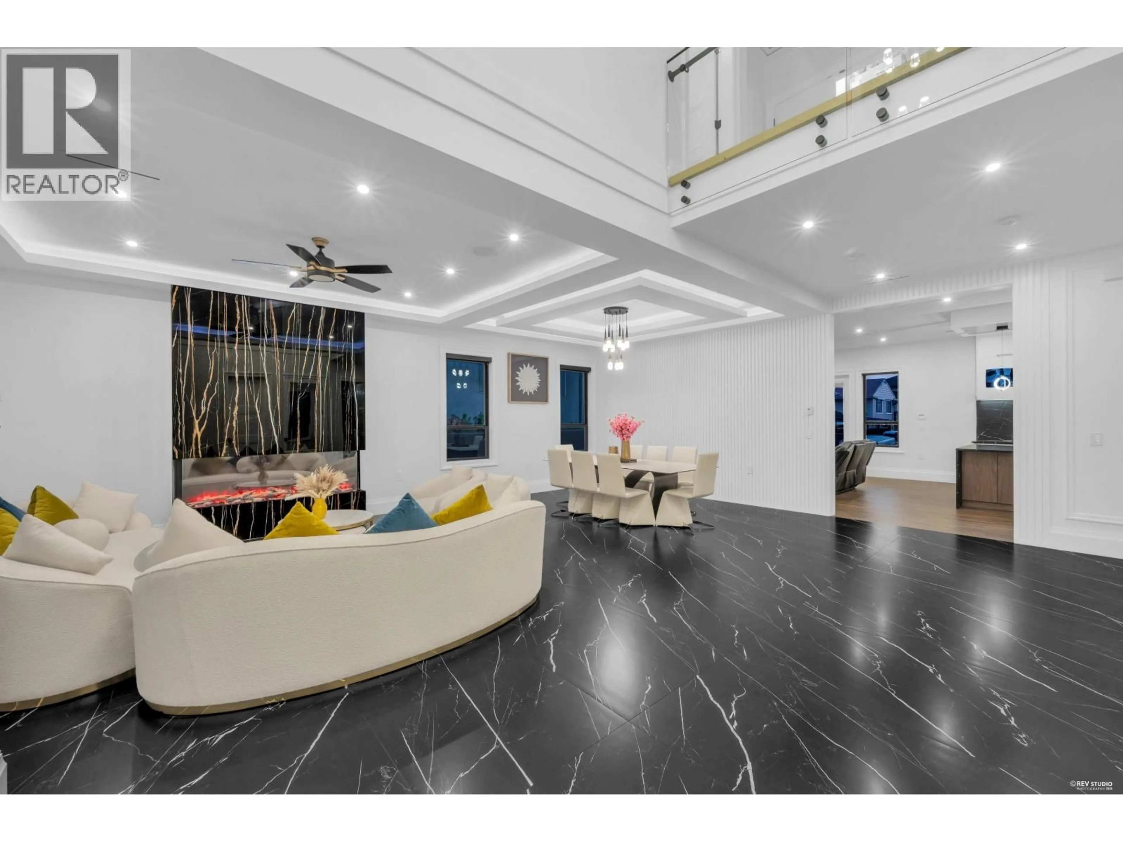 Lobby for 7583 CUMBERLAND STREET, Burnaby British Columbia V3N3X7