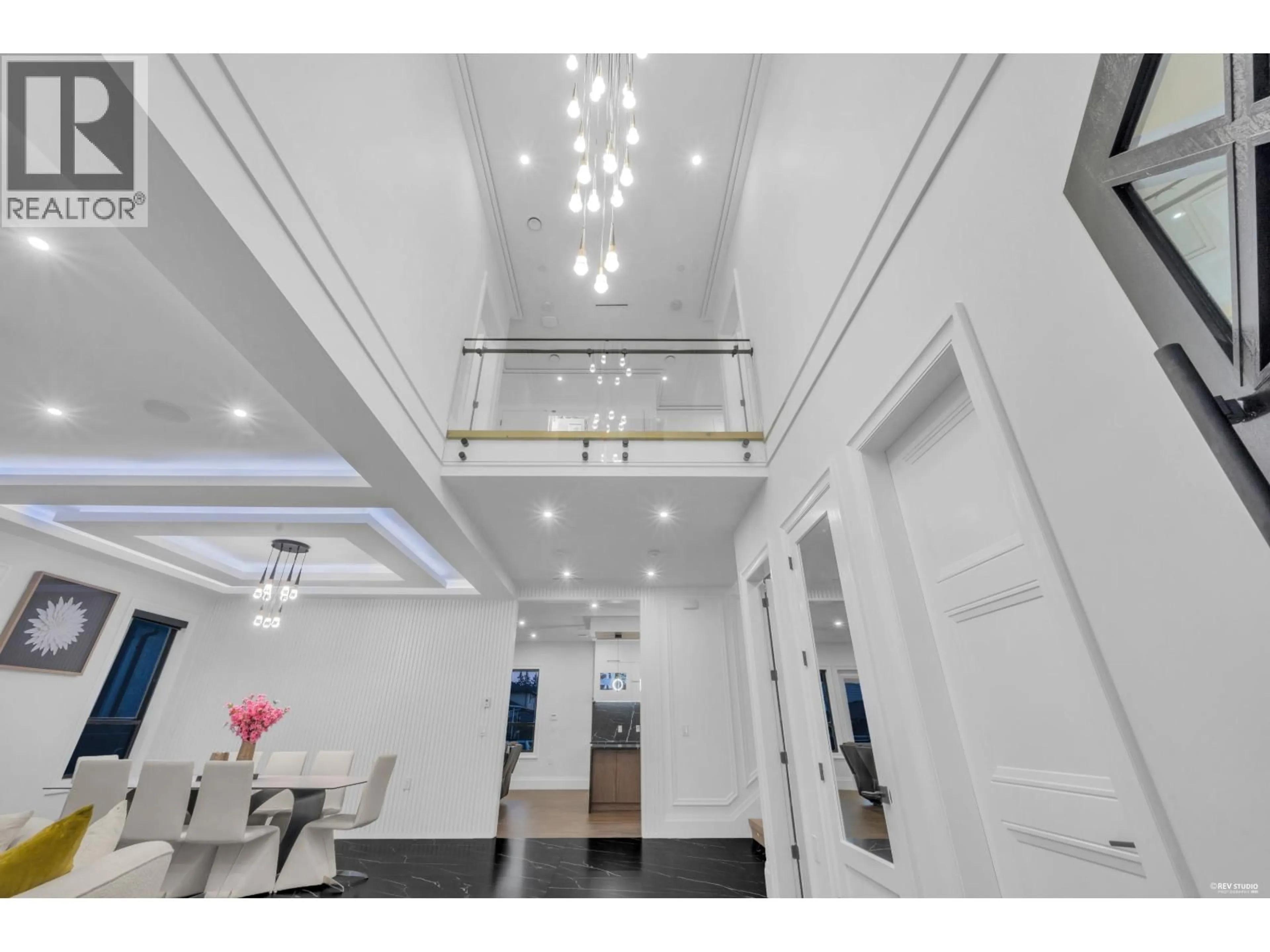 Indoor foyer for 7583 CUMBERLAND STREET, Burnaby British Columbia V3N3X7