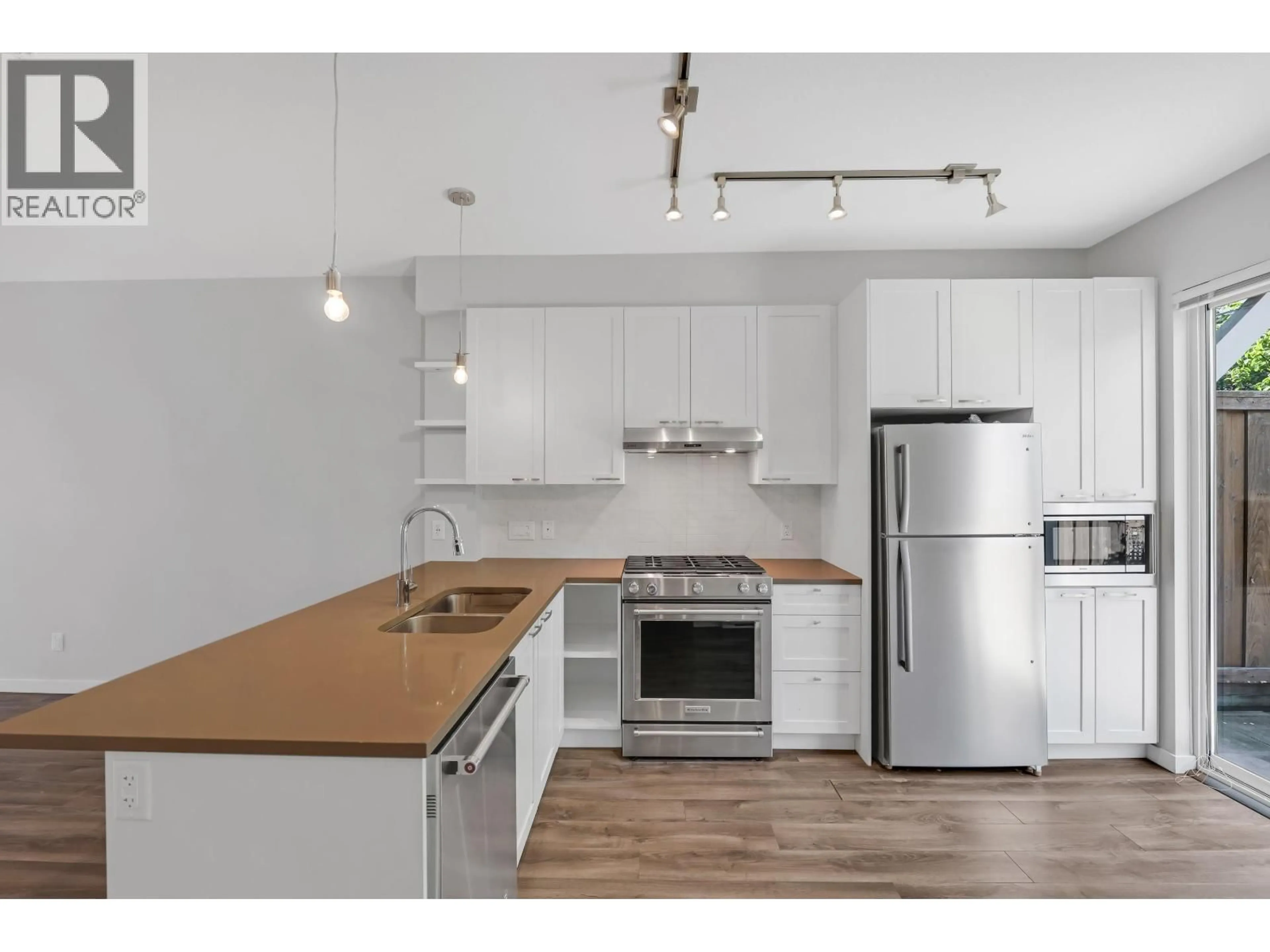 Open concept kitchen, wood/laminate floor for 1210 GRANITE DRIVE, Squamish British Columbia V8B0V9
