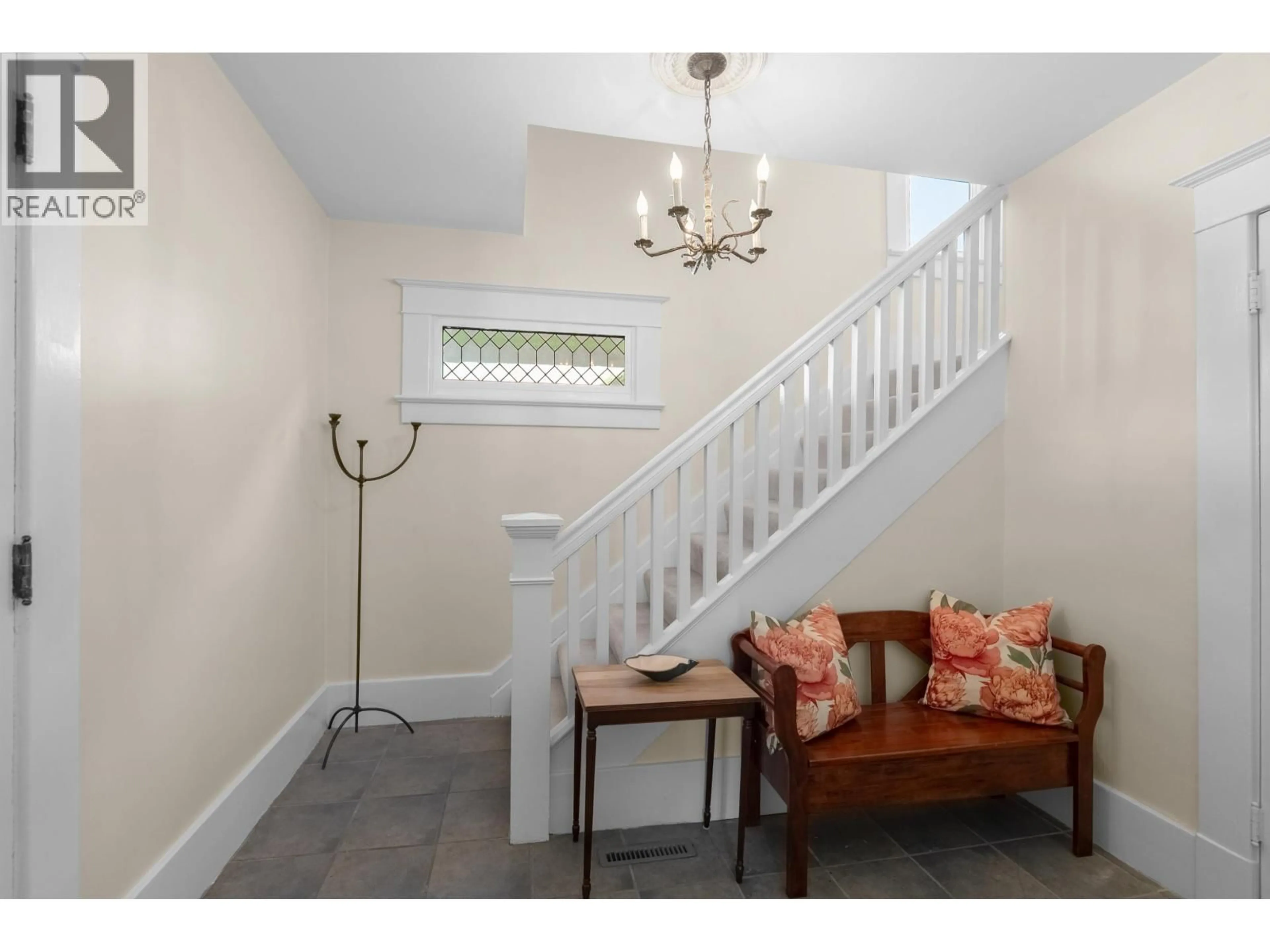 Indoor entryway for 4504 BEATRICE STREET, Vancouver British Columbia V5N4J2