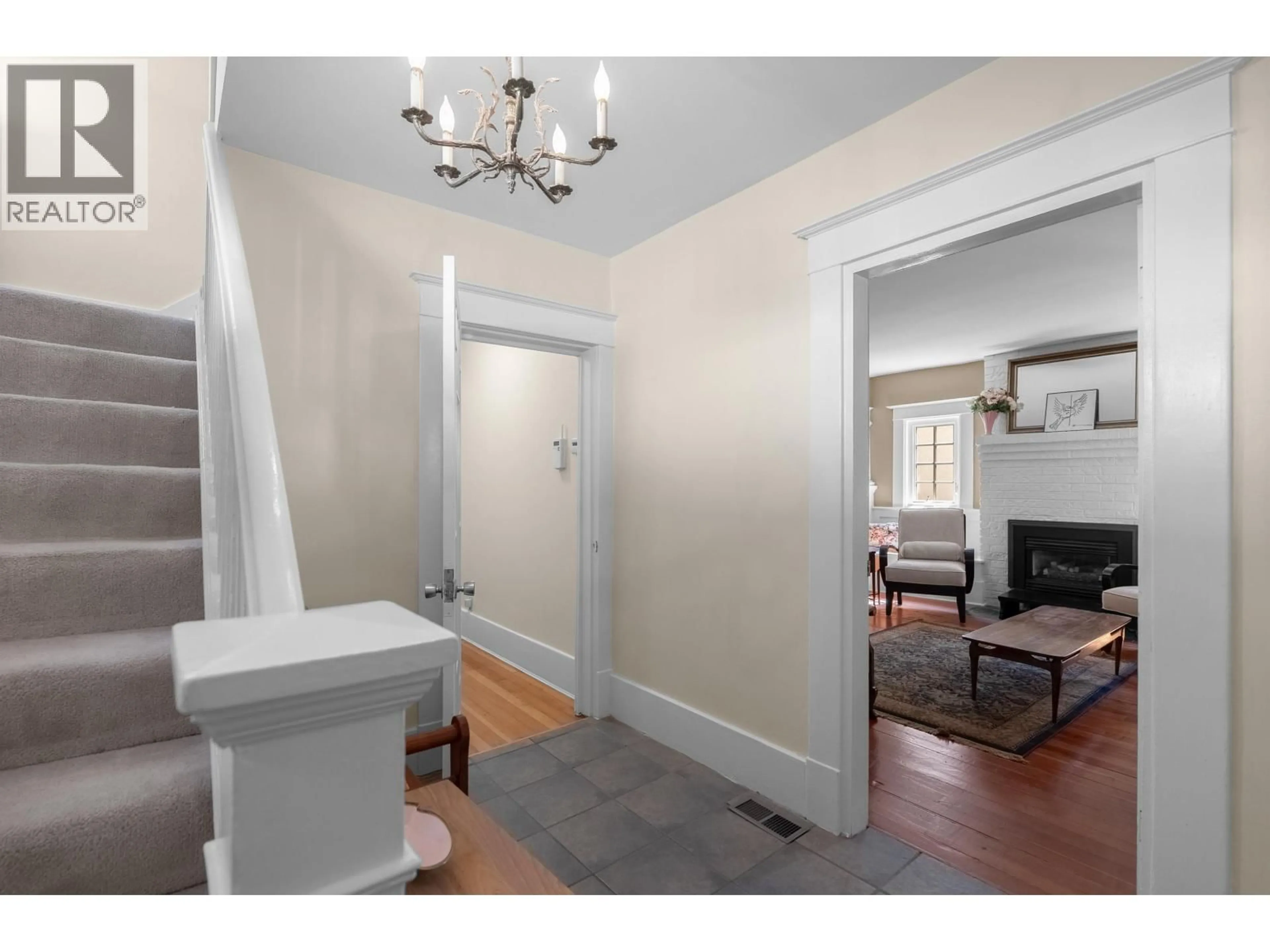 Indoor entryway for 4504 BEATRICE STREET, Vancouver British Columbia V5N4J2