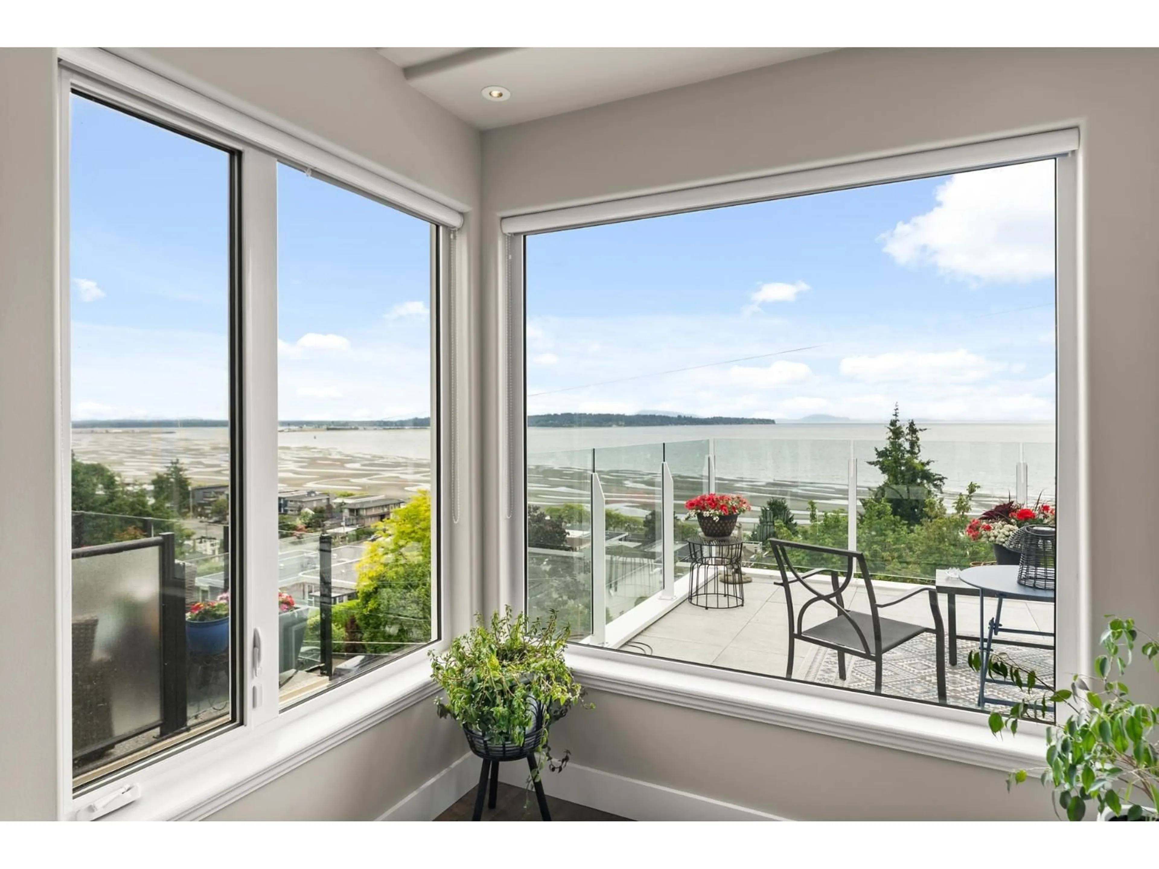 Unknown for 15507 COLUMBIA AVENUE, White Rock British Columbia V4B1K5
