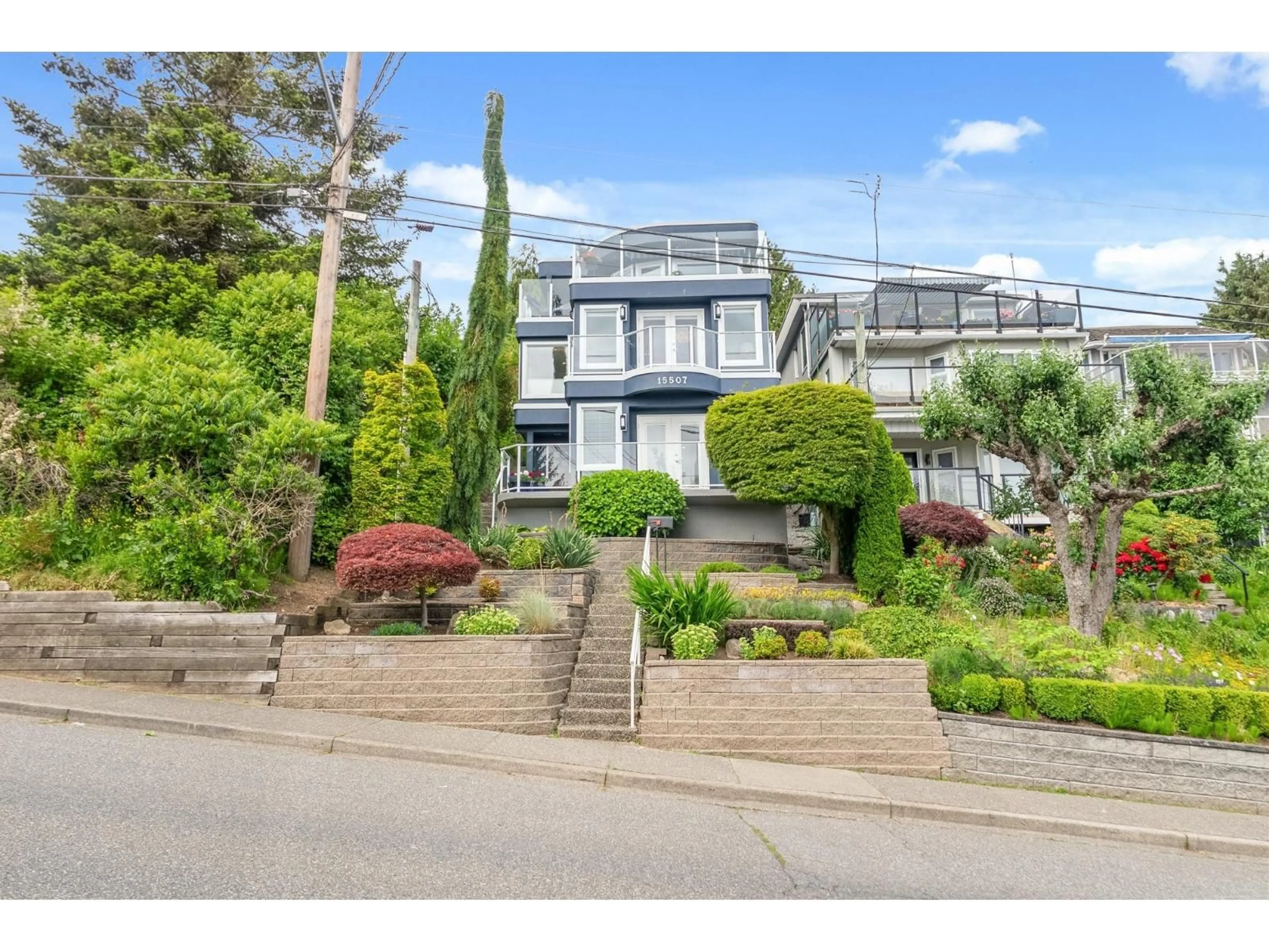 A pic from outside/outdoor area/front of a property/back of a property/a pic from drone, street for 15507 COLUMBIA AVENUE, White Rock British Columbia V4B1K5