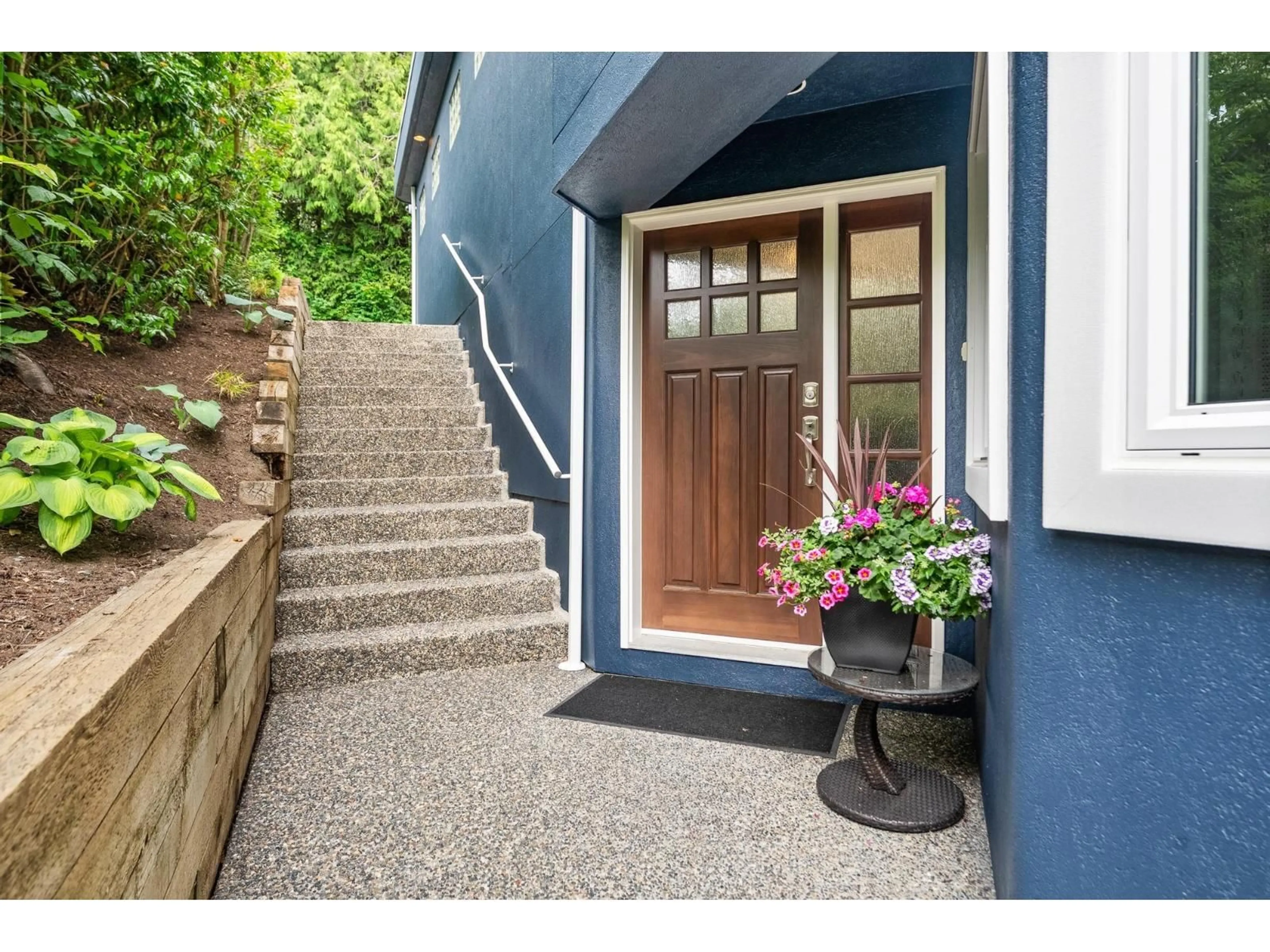 Indoor entryway for 15507 COLUMBIA AVENUE, White Rock British Columbia V4B1K5
