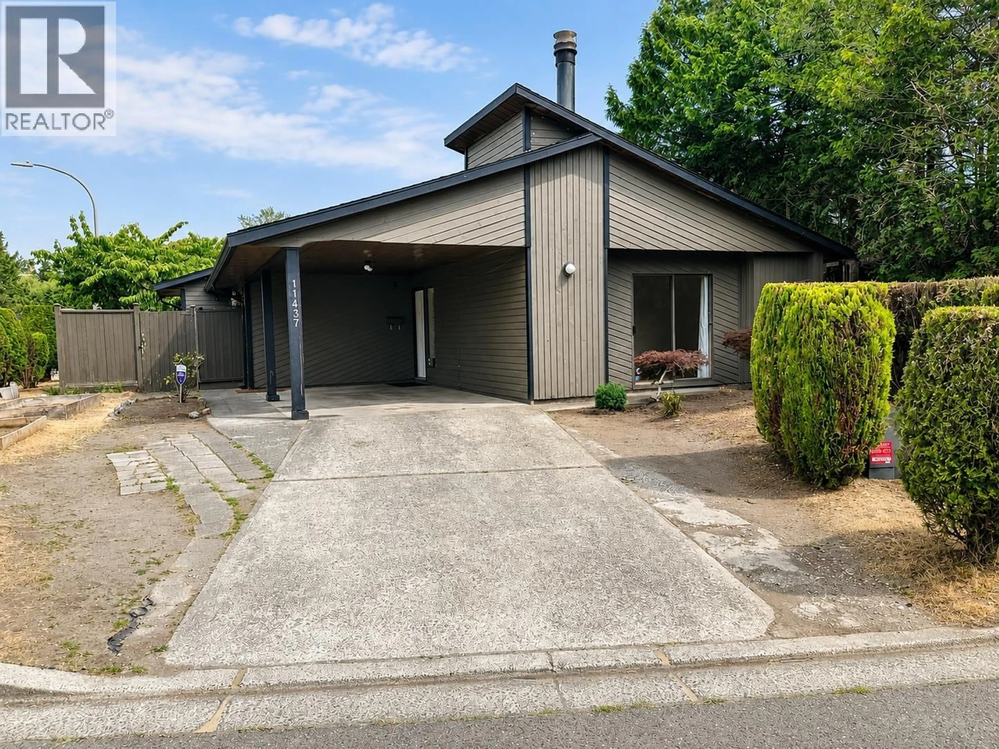 A pic from outside/outdoor area/front of a property/back of a property/a pic from drone, street for 11437 KINGCOME AVENUE, Richmond British Columbia V7A4T5