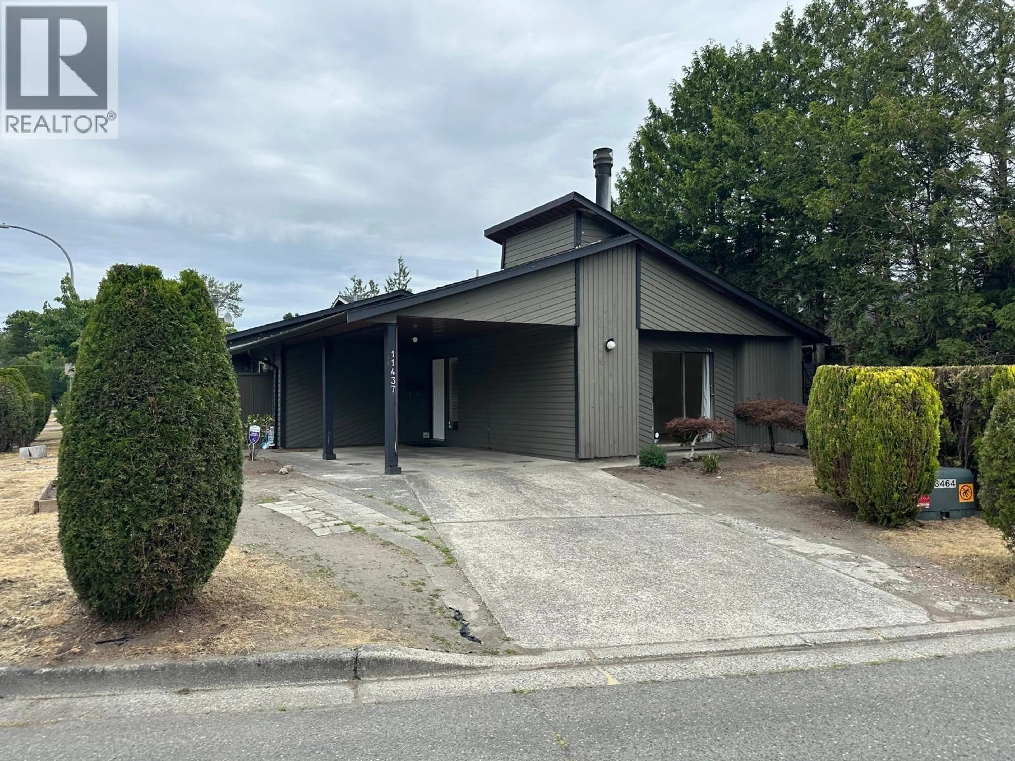 A pic from outside/outdoor area/front of a property/back of a property/a pic from drone, street for 11437 KINGCOME AVENUE, Richmond British Columbia V7A4T5