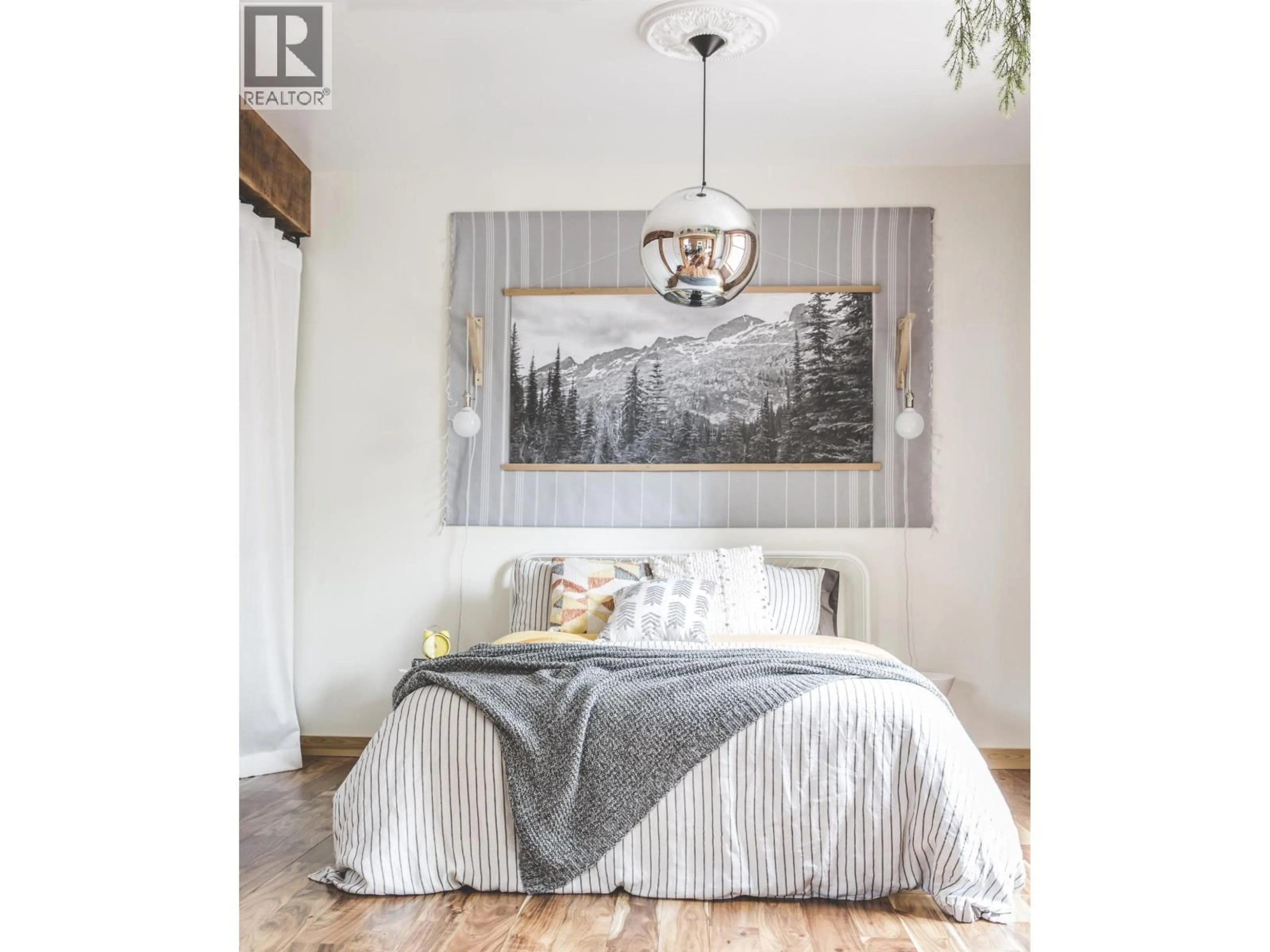Bedroom with bed, wood/laminate floor for 21 - 777 BURRARD STREET, Vancouver British Columbia V6Z1X7
