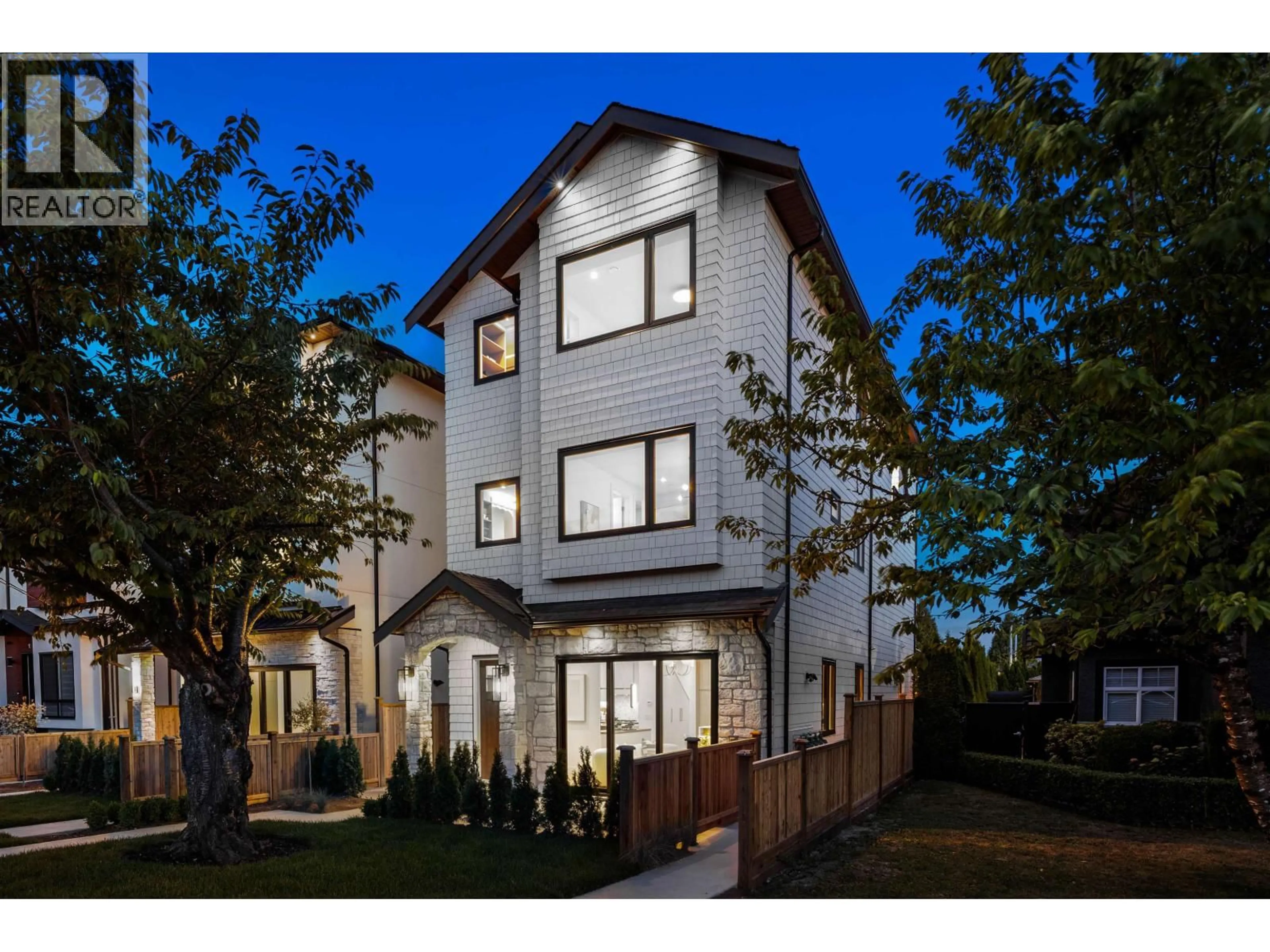 Unknown for 2 - 6682 NAPIER STREET, Burnaby British Columbia V5B2C3