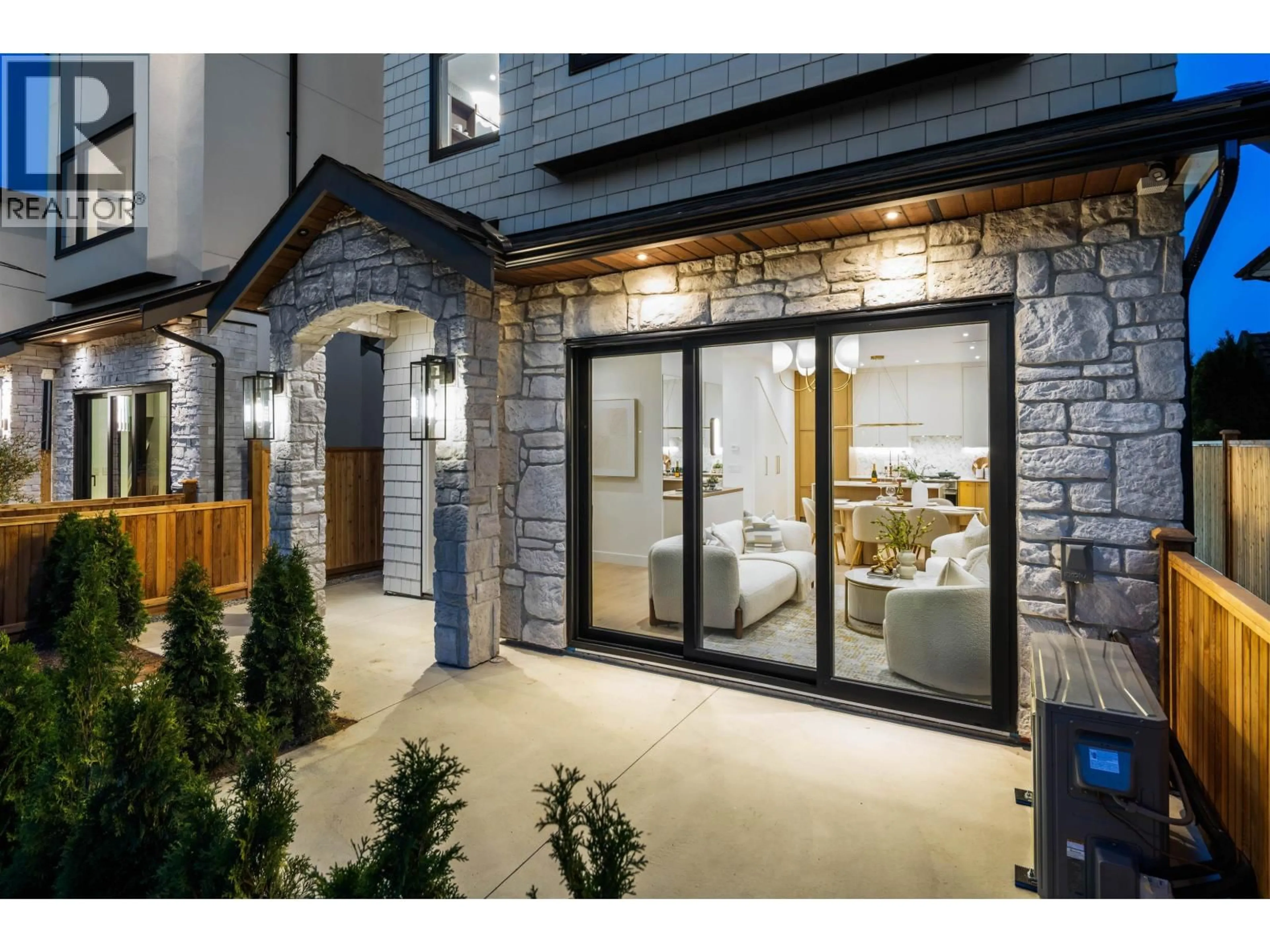 Unknown for 2 - 6682 NAPIER STREET, Burnaby British Columbia V5B2C3