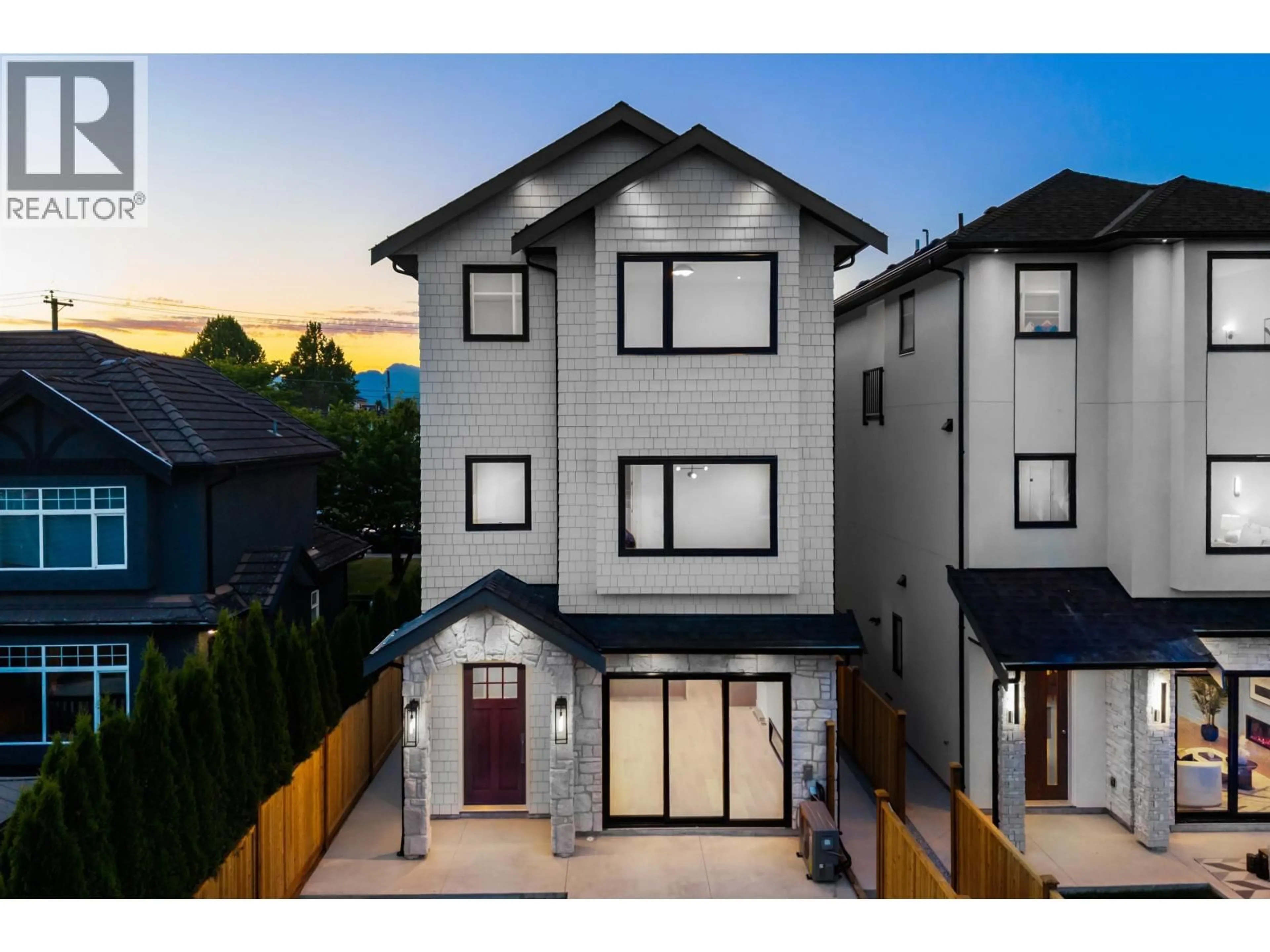 Unknown for 4 - 6682 NAPIER STREET, Burnaby British Columbia V5B2C3