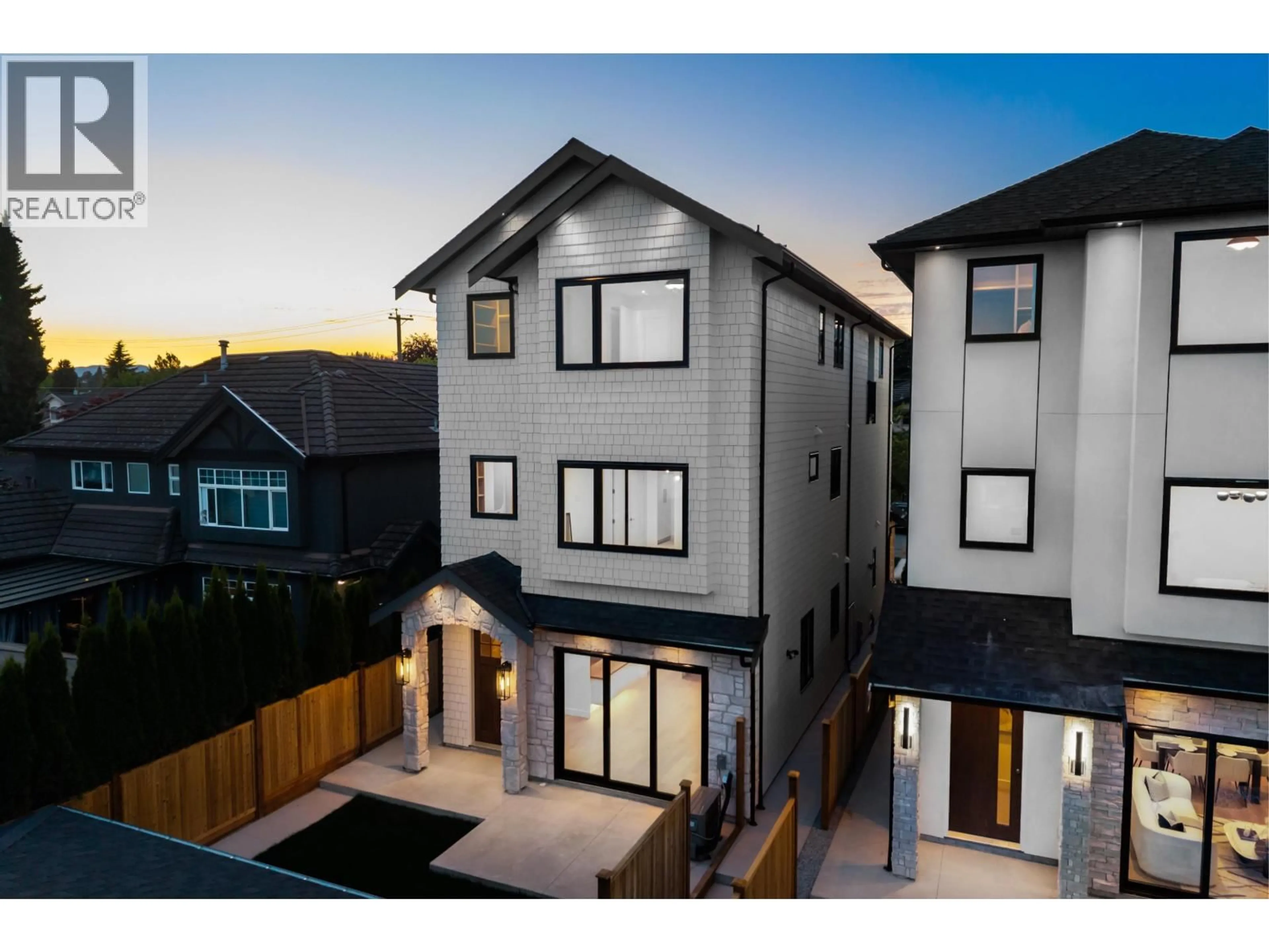 A pic from outside/outdoor area/front of a property/back of a property/a pic from drone, street for 4 - 6682 NAPIER STREET, Burnaby British Columbia V5B2C3