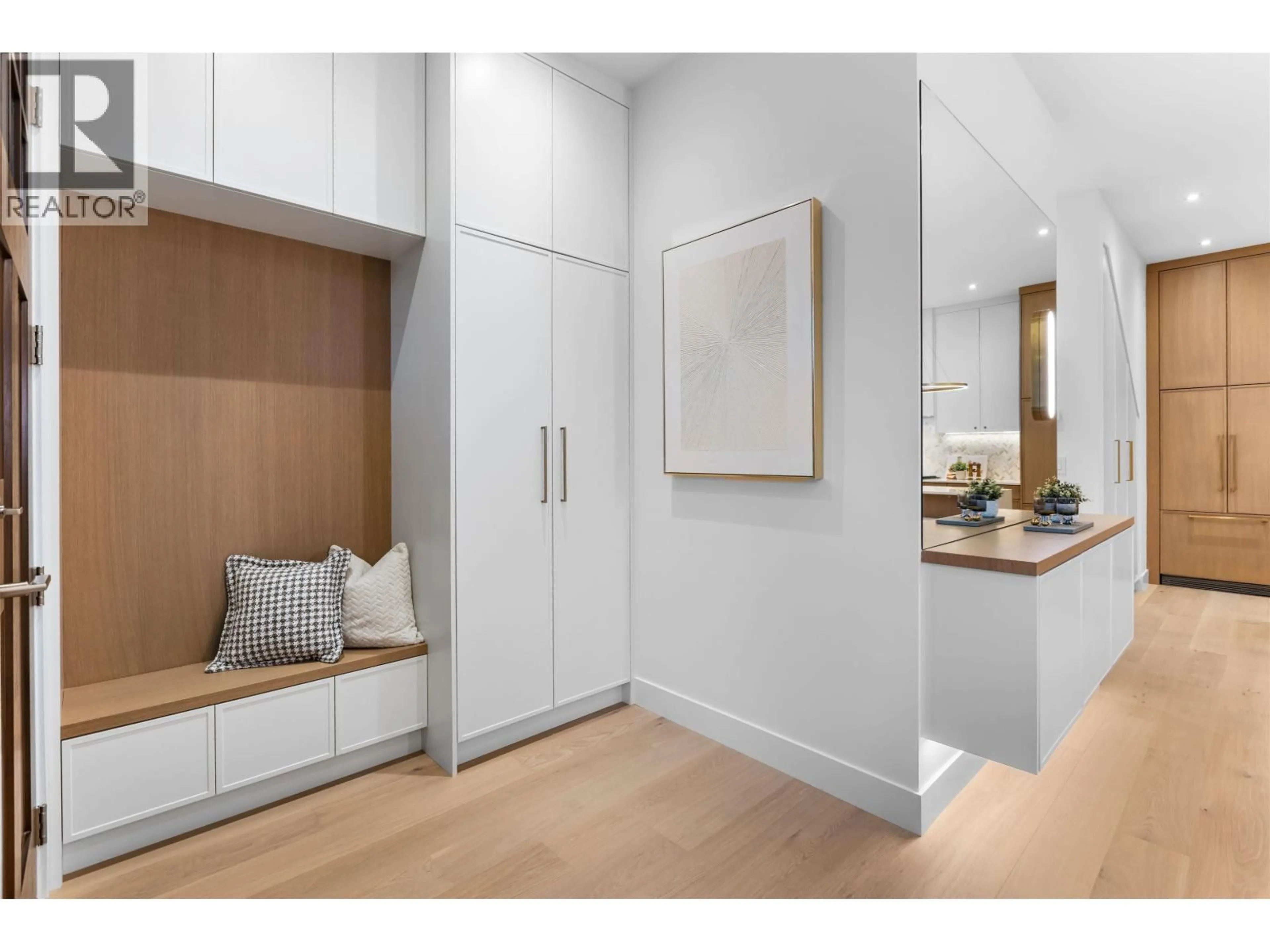 Indoor entryway for 4 - 6682 NAPIER STREET, Burnaby British Columbia V5B2C3