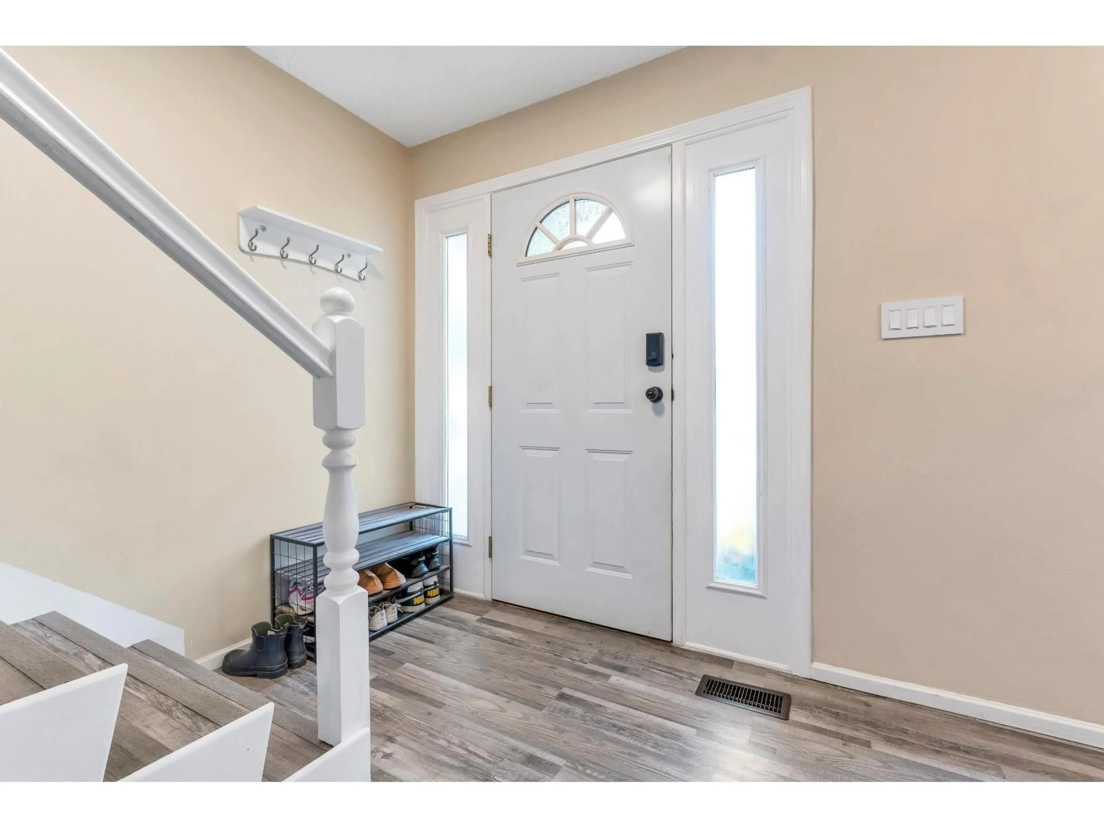 Indoor entryway for 12 - 27090 32 AVENUE, Langley British Columbia V4W3T7