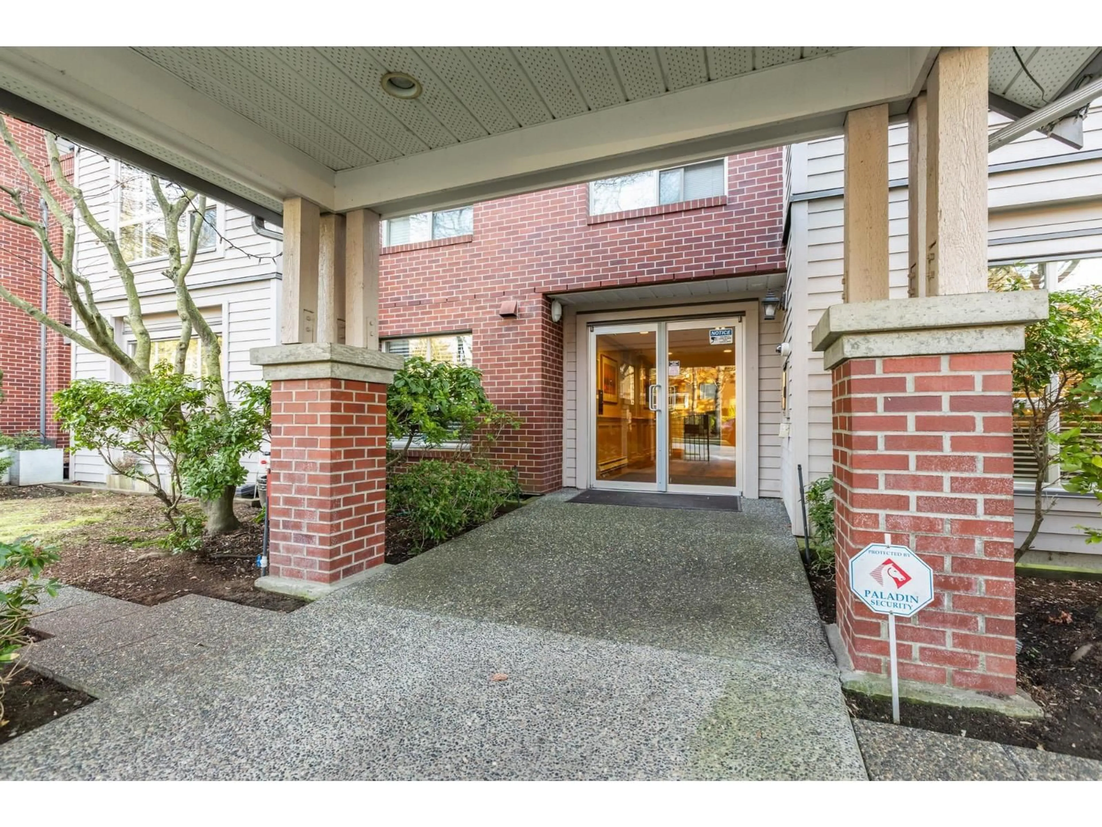 Indoor foyer for 101 - 15188 22 AVENUE, Surrey British Columbia V4A9T4