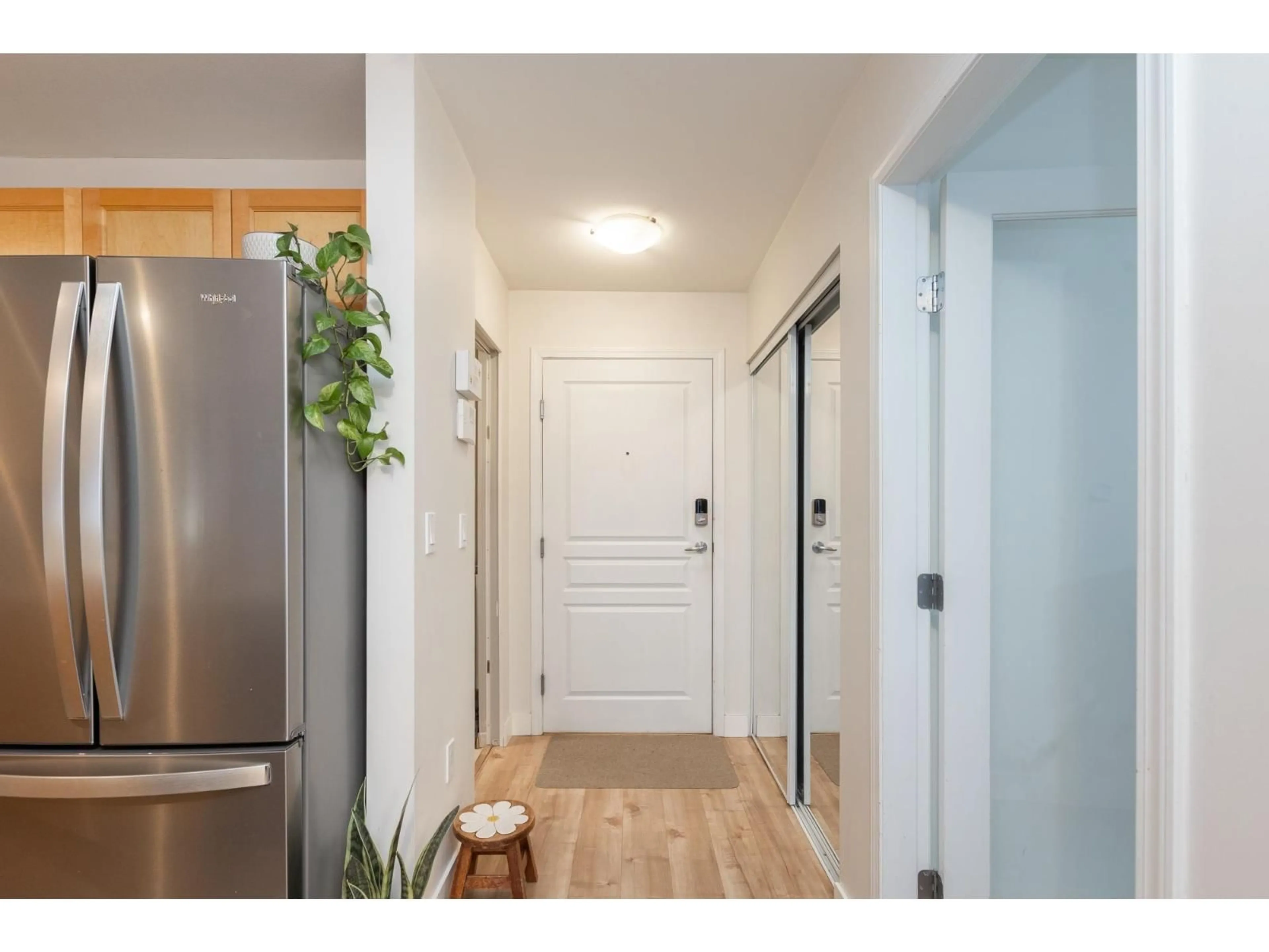 Indoor entryway for 101 - 15188 22 AVENUE, Surrey British Columbia V4A9T4