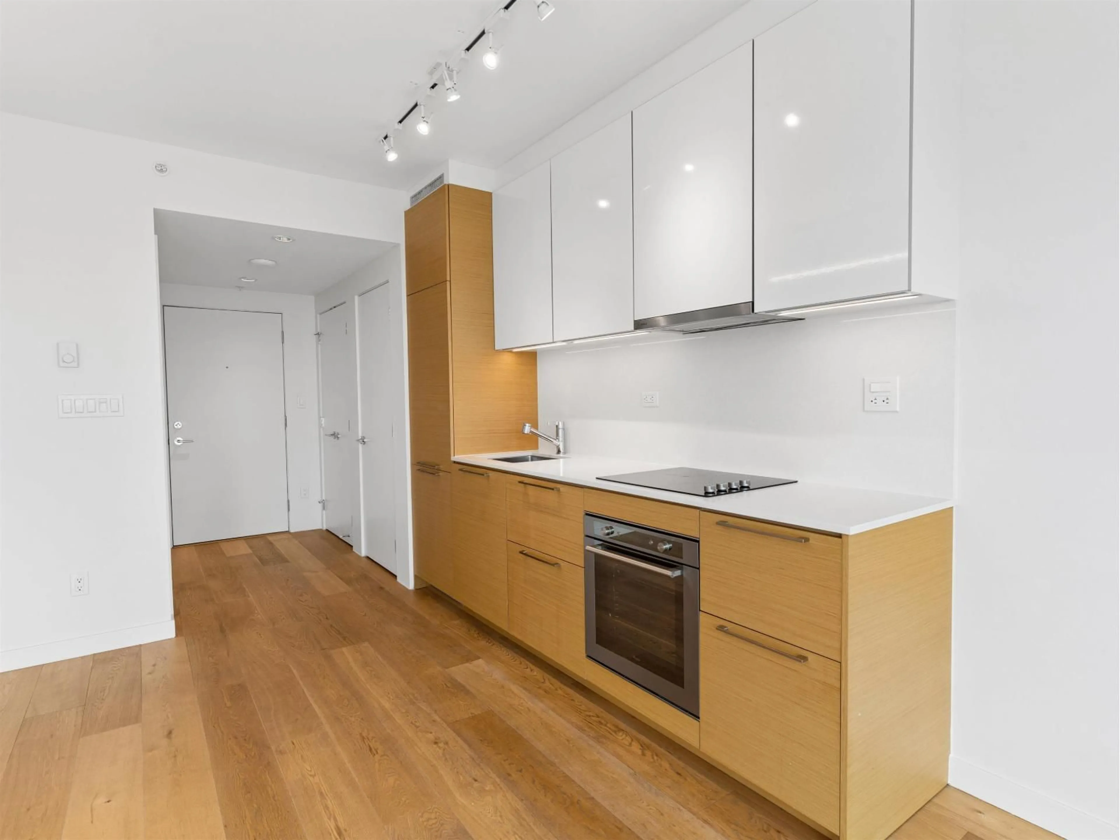 Standard kitchen, wood/laminate floor for 1903 - 13438 CENTRAL AVENUE, Surrey British Columbia V3T0N2