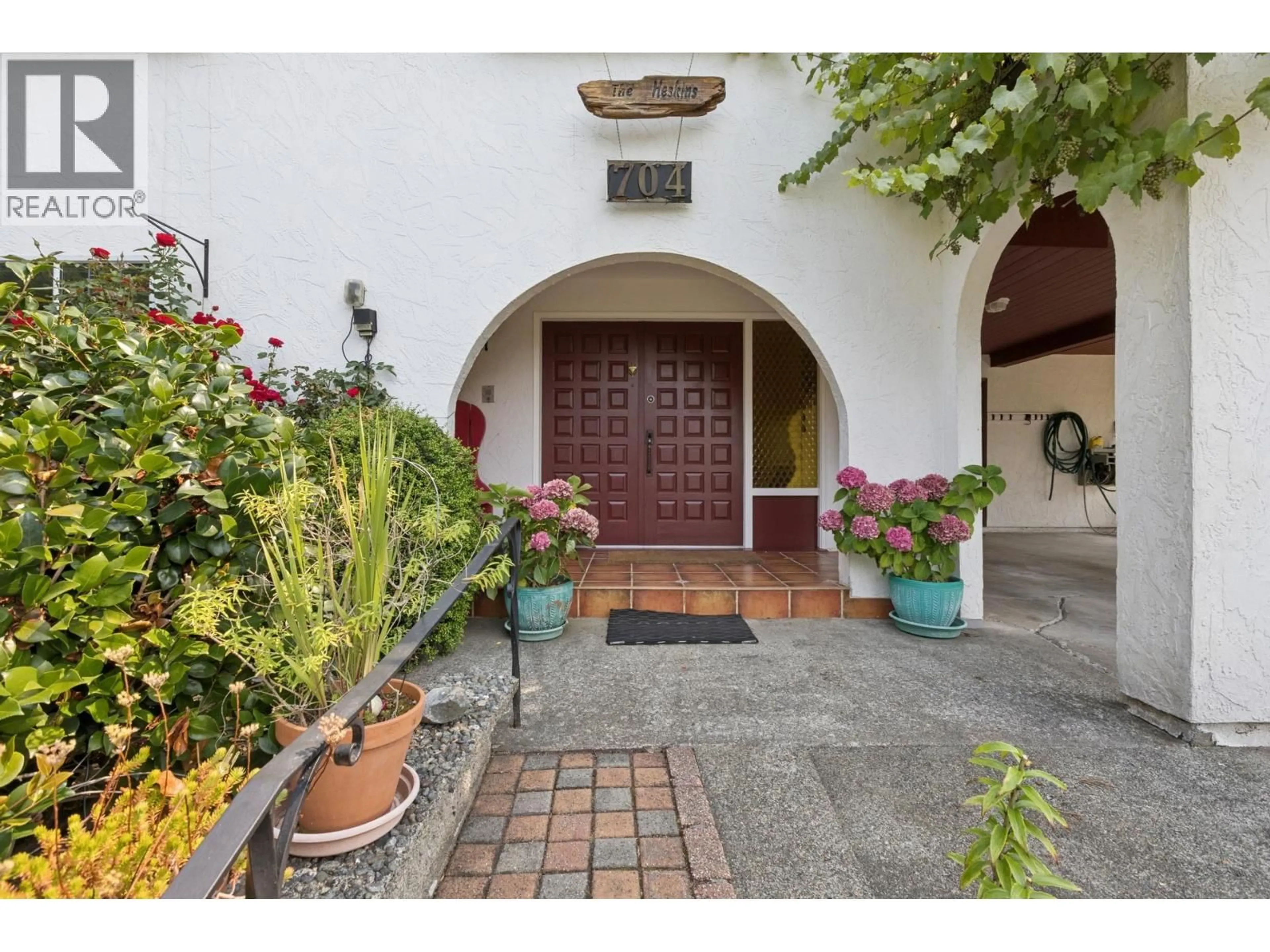 Indoor foyer for 704 MAURELLE COURT, North Vancouver British Columbia V7R2M1