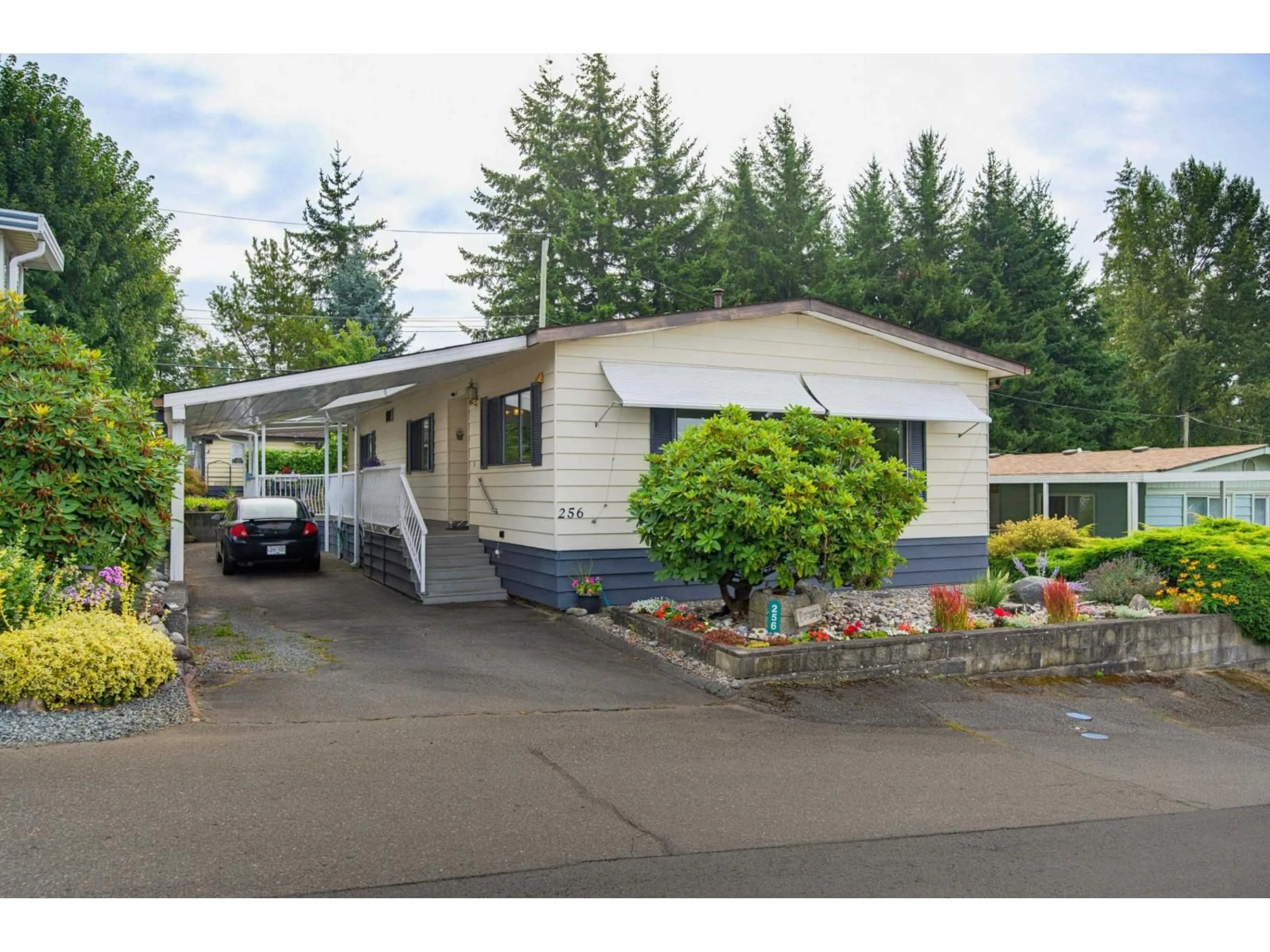 Home with vinyl exterior material, street for 256 - 27111 0 AVENUE, Langley British Columbia V4W2T6