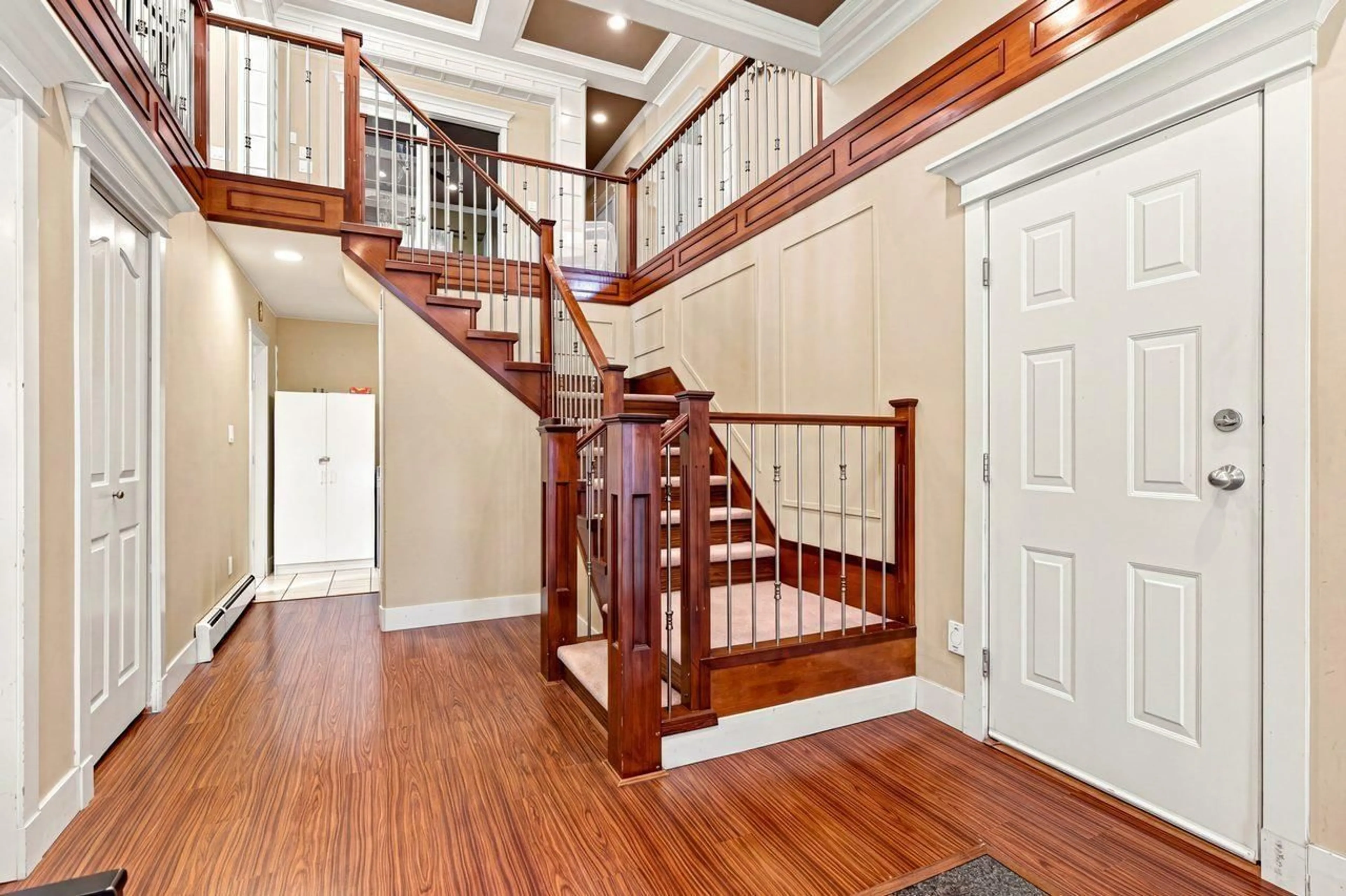 Indoor foyer for 10047 129 STREET, Surrey British Columbia V3T3G6