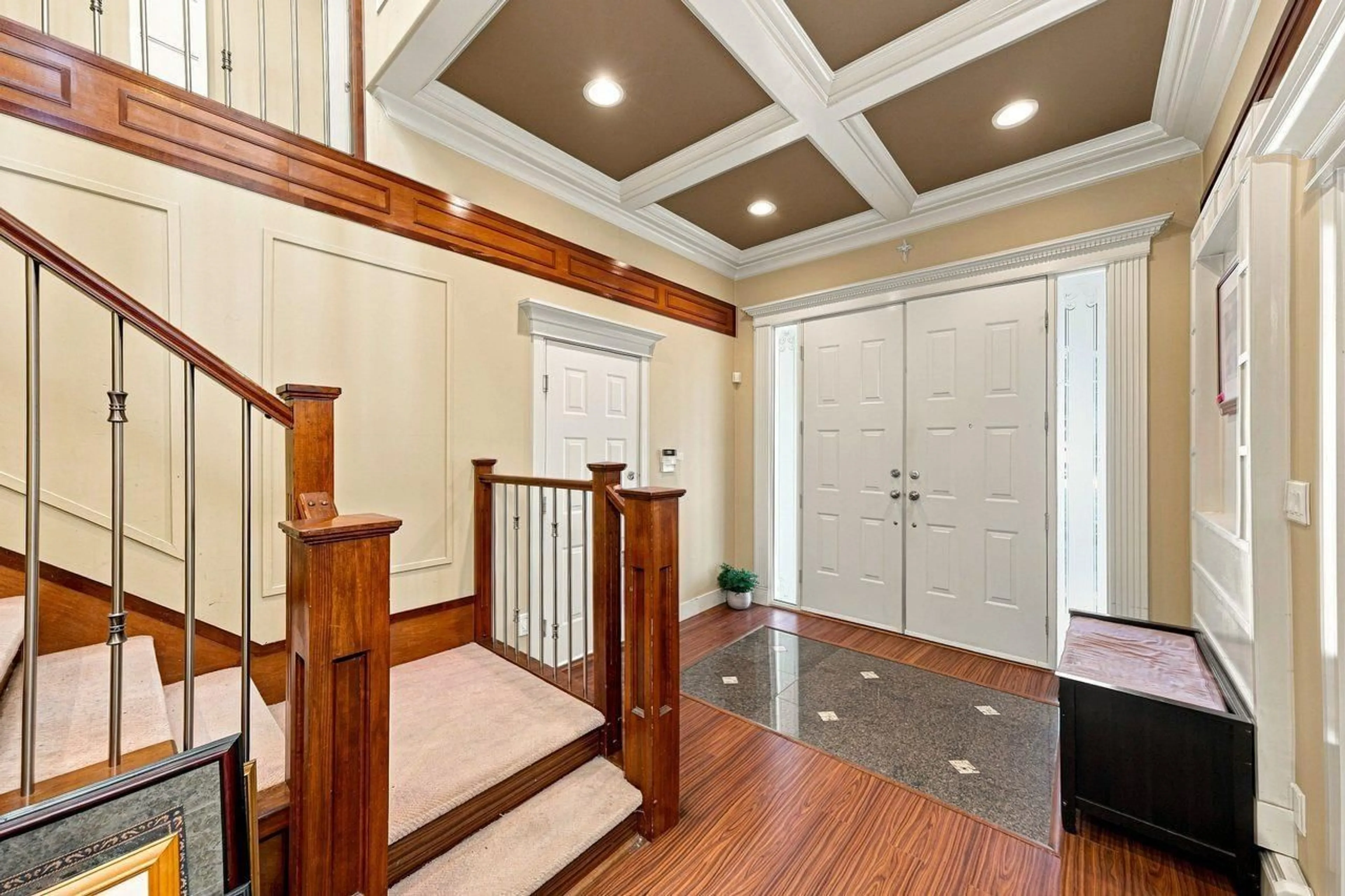 Indoor entryway for 10047 129 STREET, Surrey British Columbia V3T3G6