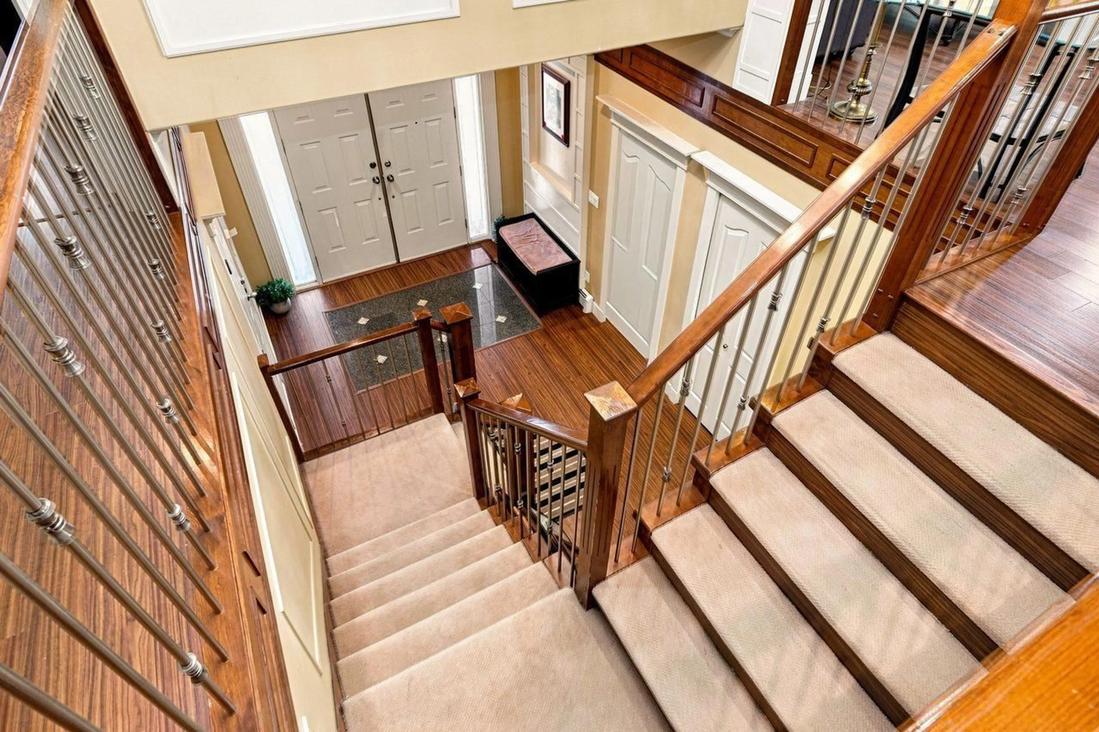 Indoor foyer for 10047 129 STREET, Surrey British Columbia V3T3G6