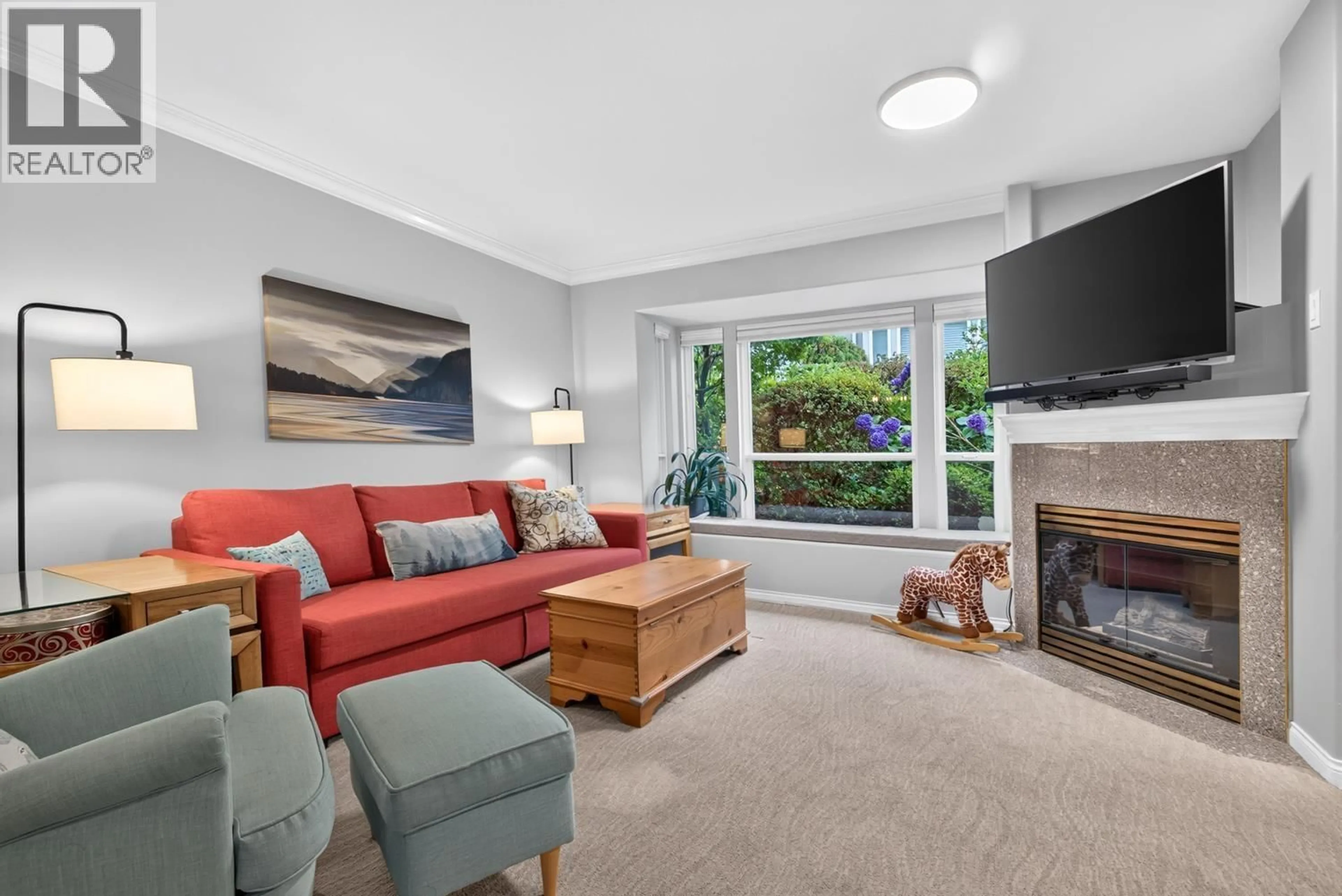 Living room with furniture, unknown for 109 - 225 6TH STREET, North Vancouver British Columbia V7L1P4