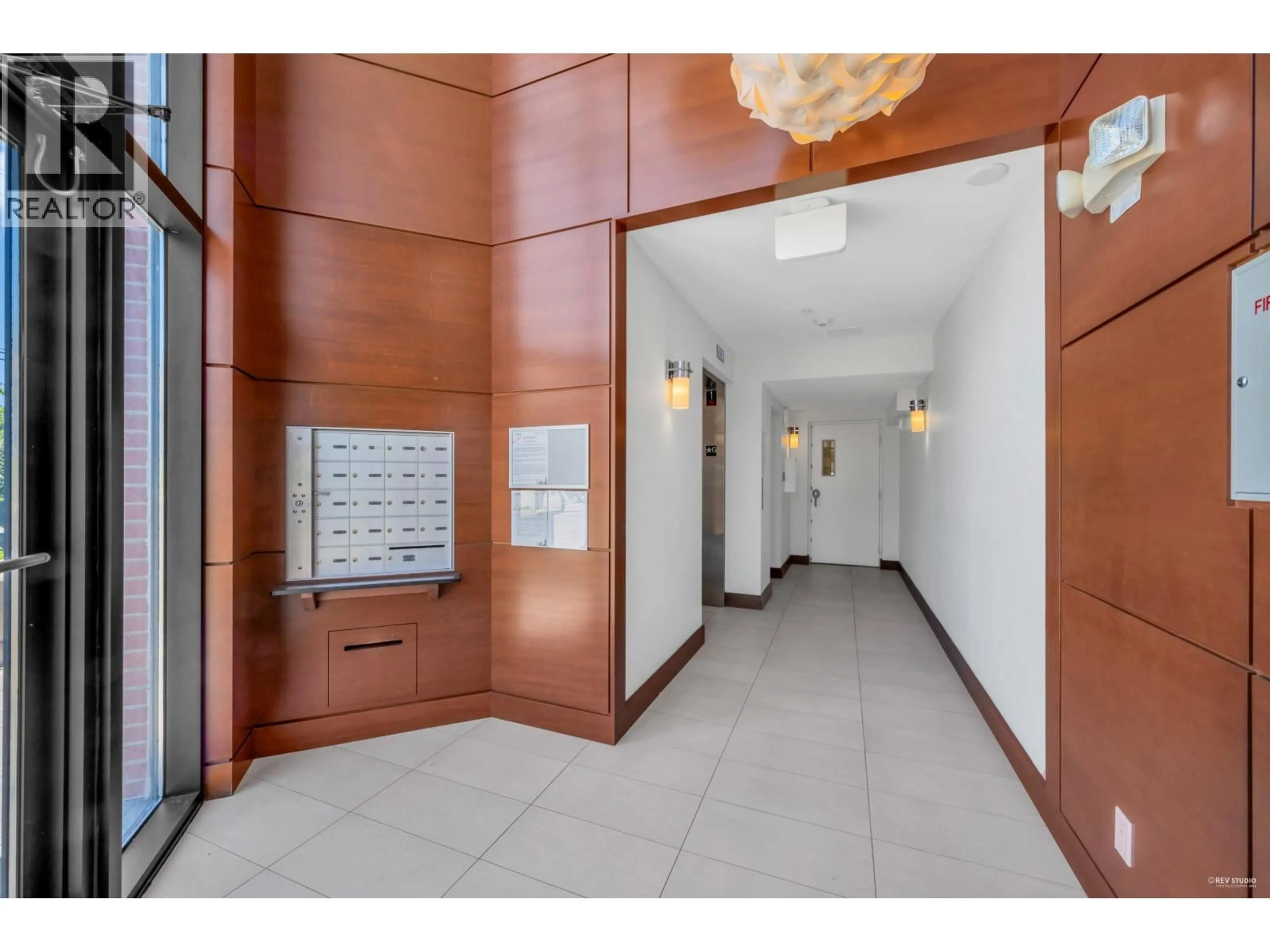 Indoor foyer for 401 - 5688 HASTINGS STREET, Burnaby British Columbia V5B1R4