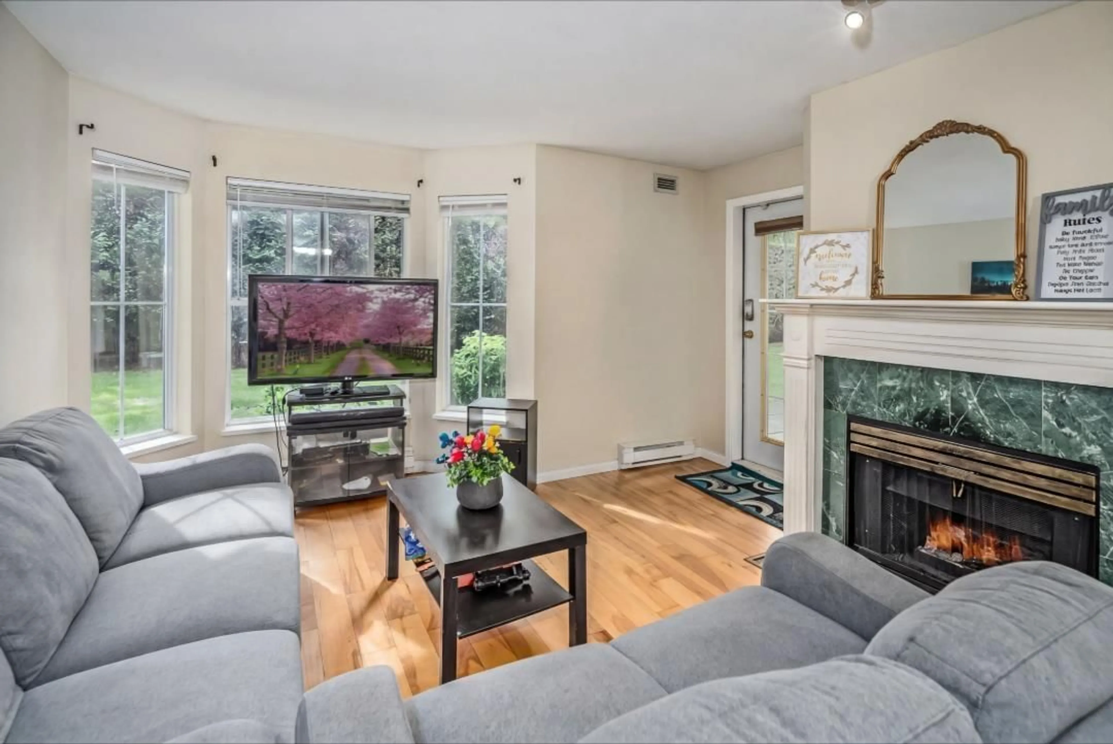 Living room with furniture, wood/laminate floor for 112 - 15130 108 AVENUE, Surrey British Columbia V3R0T8