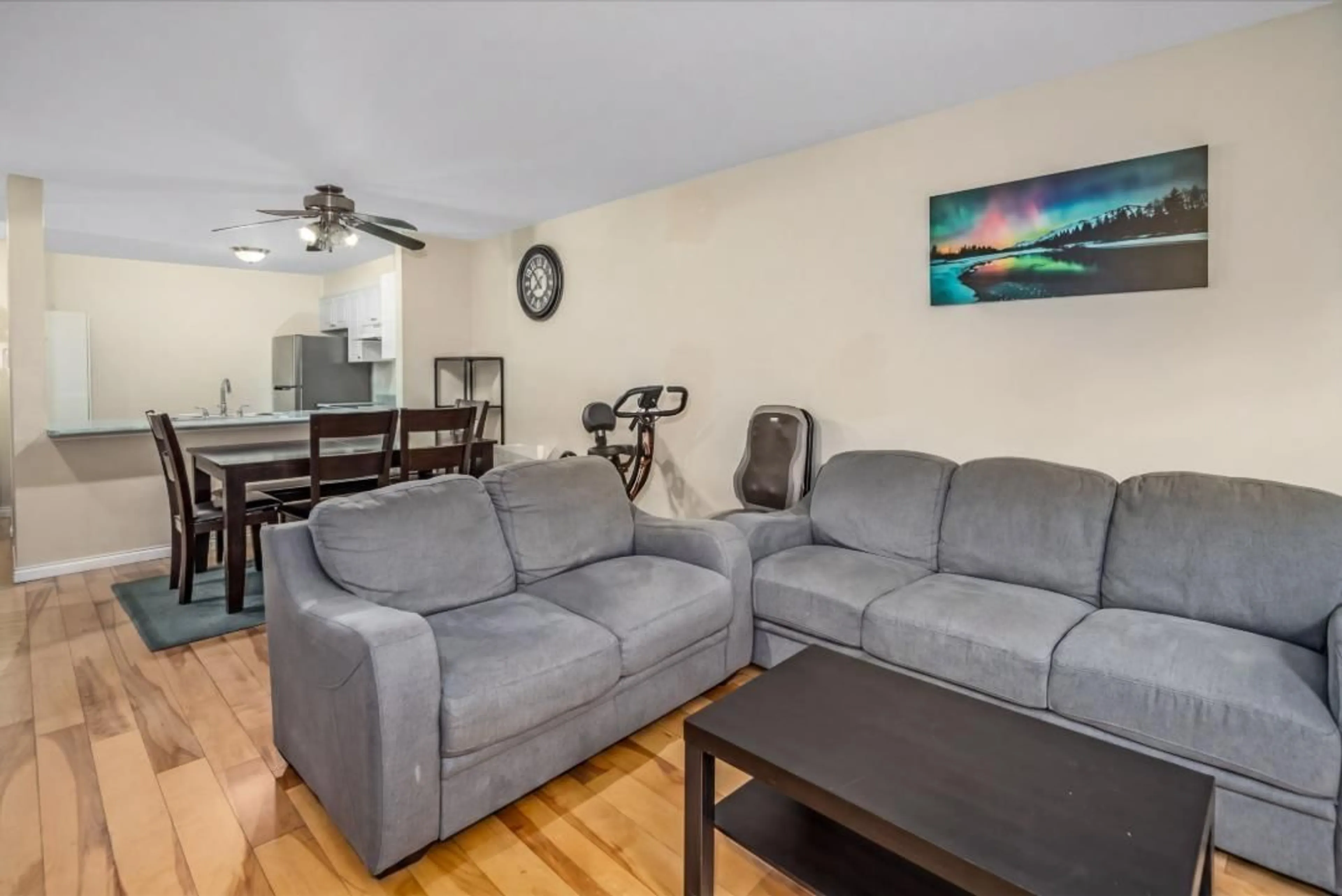 Living room with furniture, wood/laminate floor for 112 - 15130 108 AVENUE, Surrey British Columbia V3R0T8