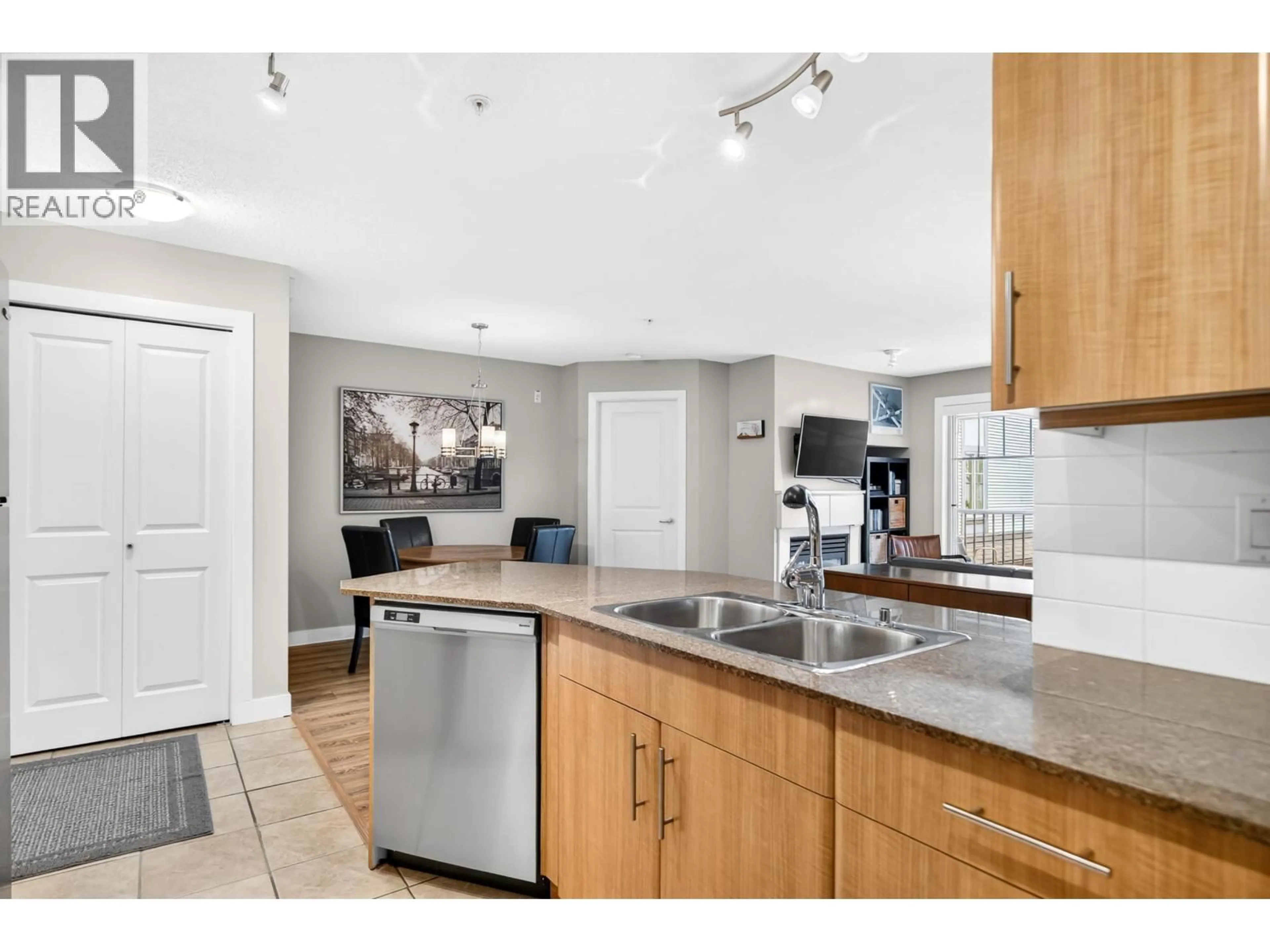 Open concept kitchen, ceramic/tile floor for 301 - 12020 207A STREET, Maple Ridge British Columbia V2X8V2