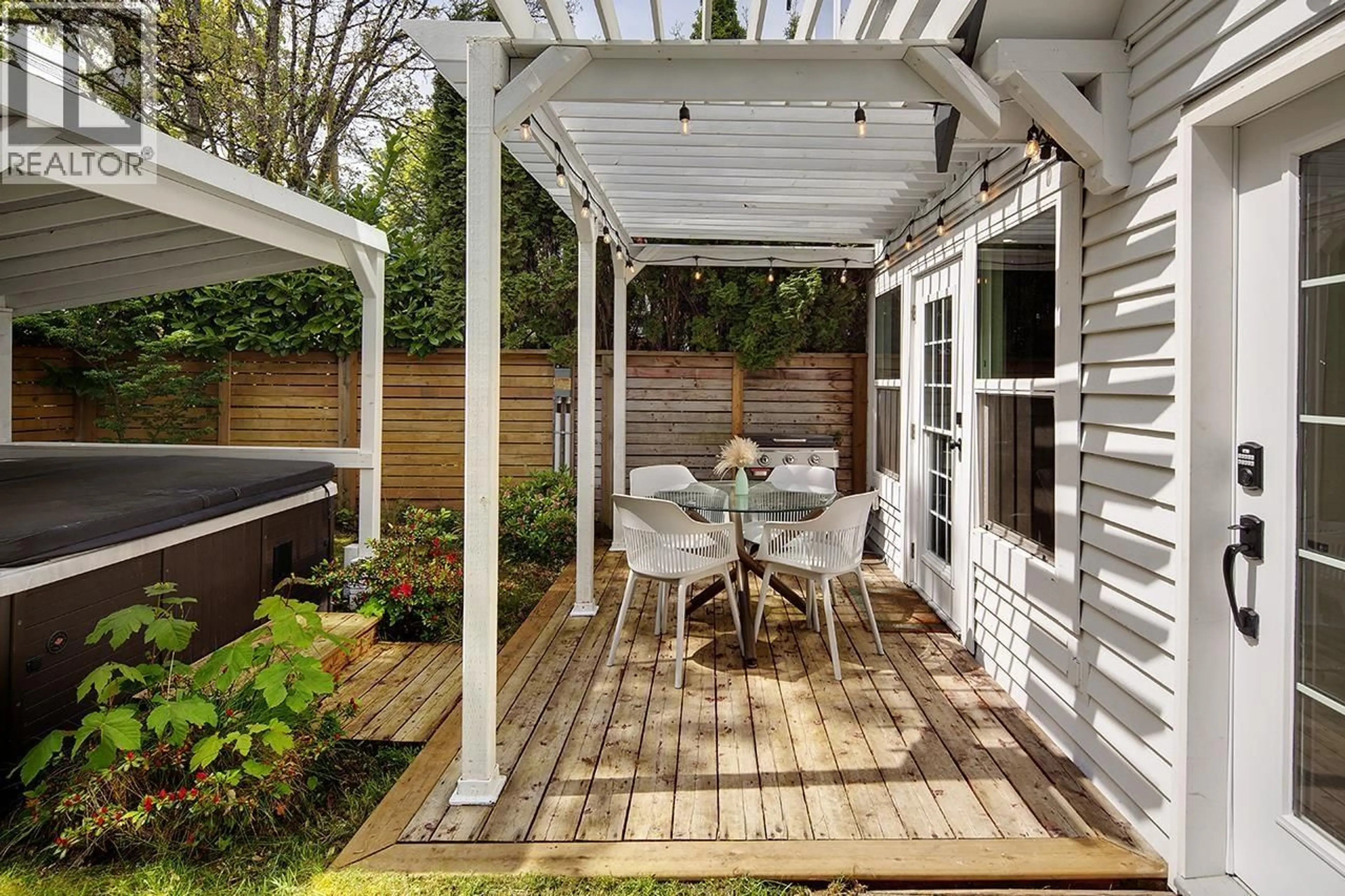 Patio, street for 2977 6TH AVENUE, Vancouver British Columbia V6K1X4