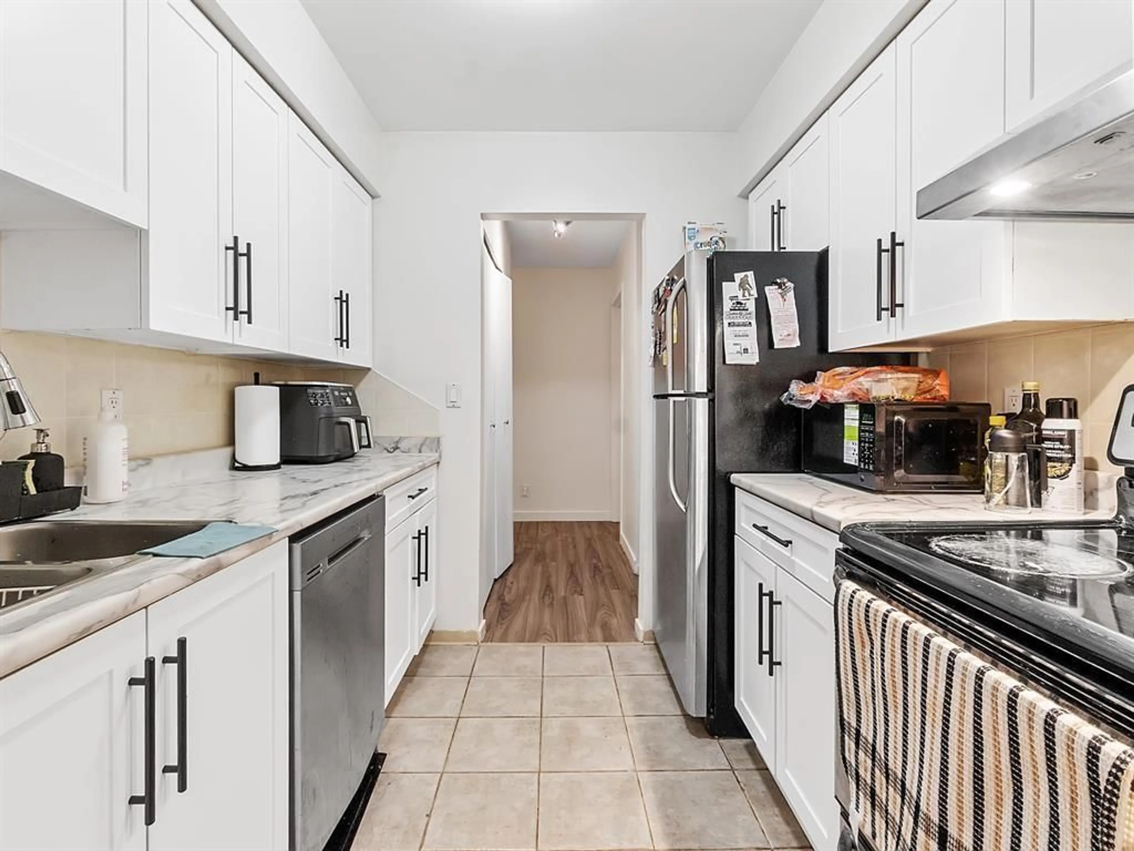 Standard kitchen, unknown for 1615 - 10620 150 STREET, Surrey British Columbia V3R7S1