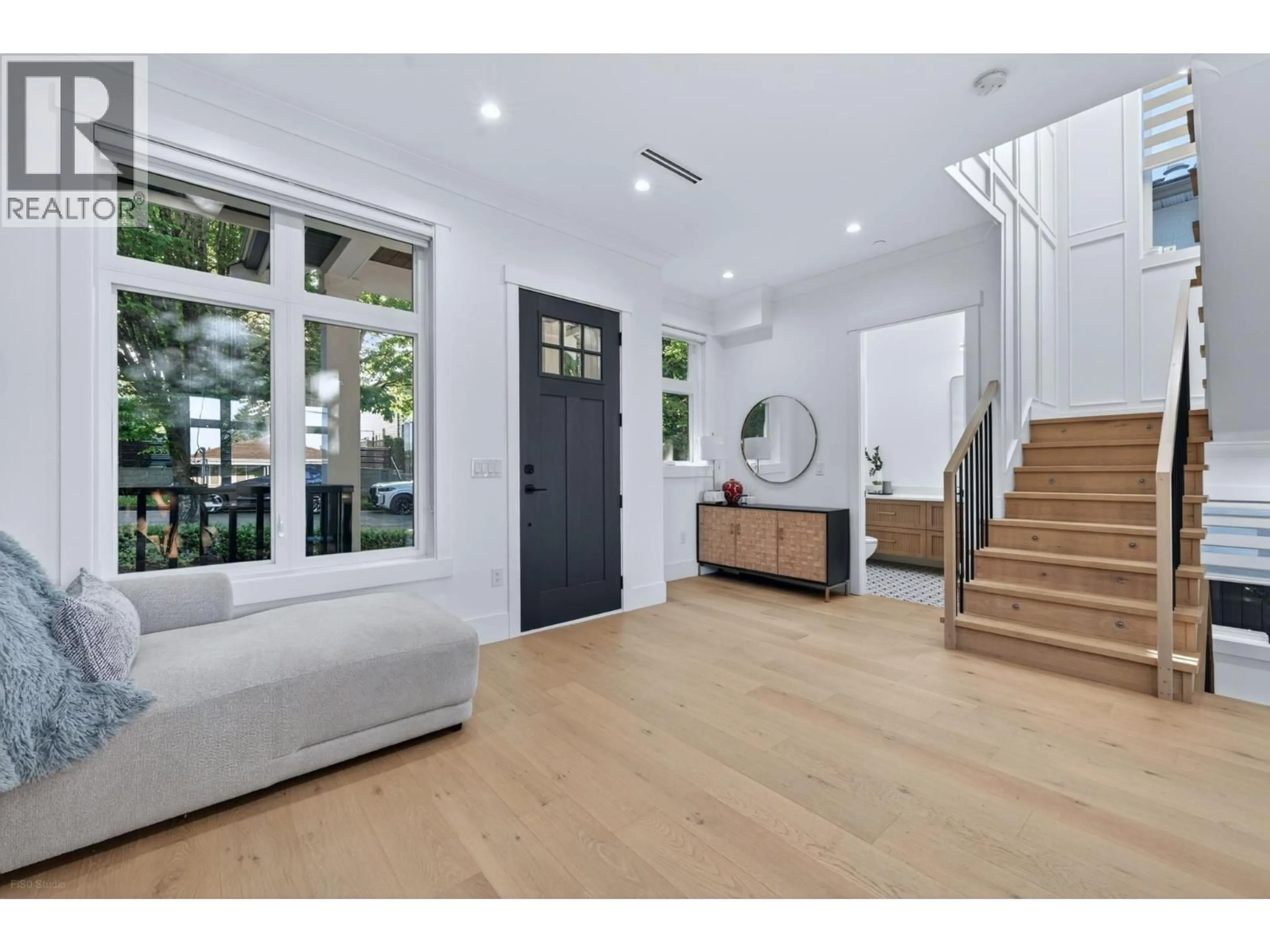 Indoor entryway for 4990 SHERBROOKE STREET, Vancouver British Columbia V5W3M2