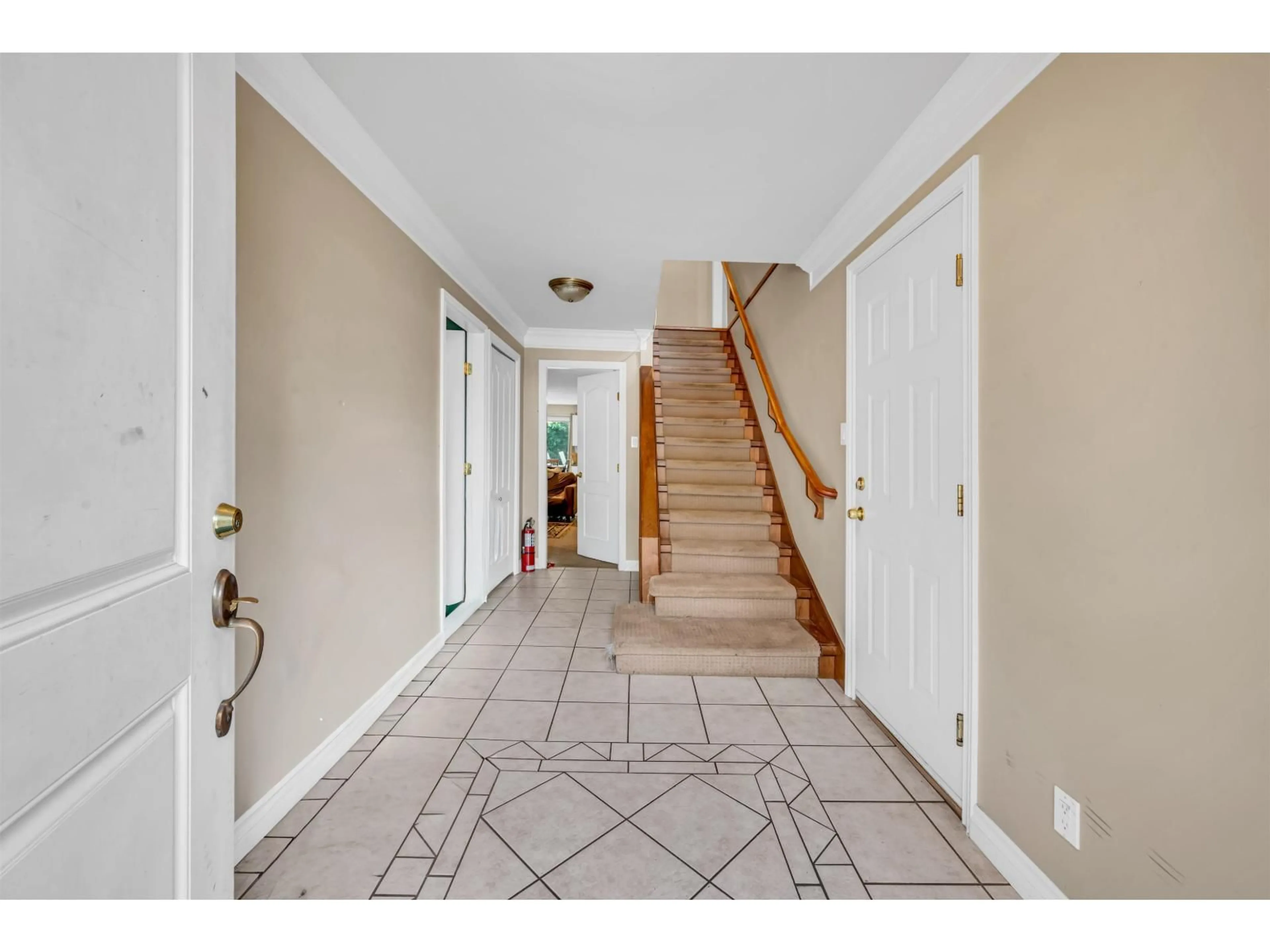 Indoor entryway for 14654 102 AVENUE, Surrey British Columbia V3R7E5