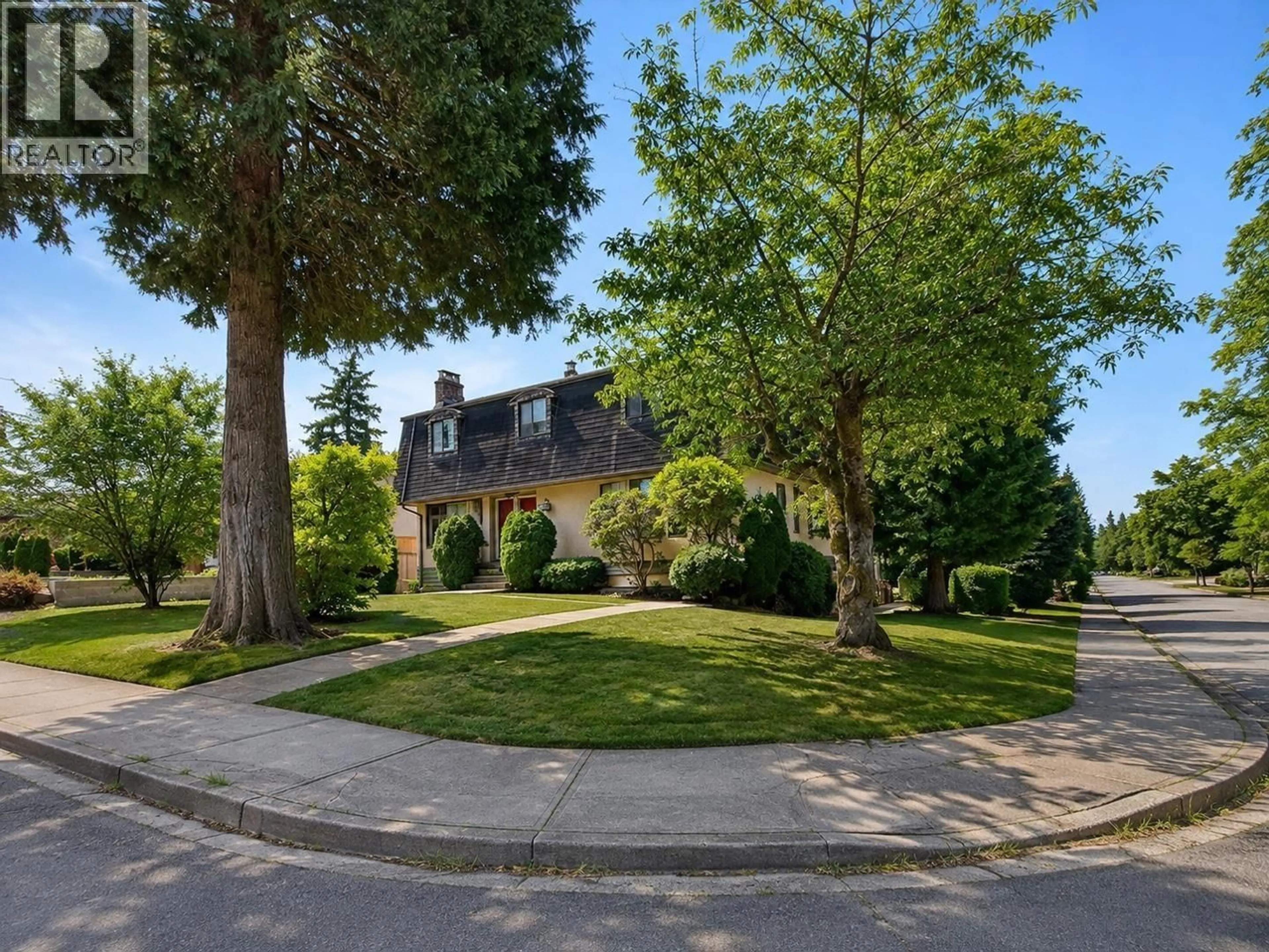 A pic from outside/outdoor area/front of a property/back of a property/a pic from drone, street for 7507 WRIGHT STREET, Burnaby British Columbia V3N3W5