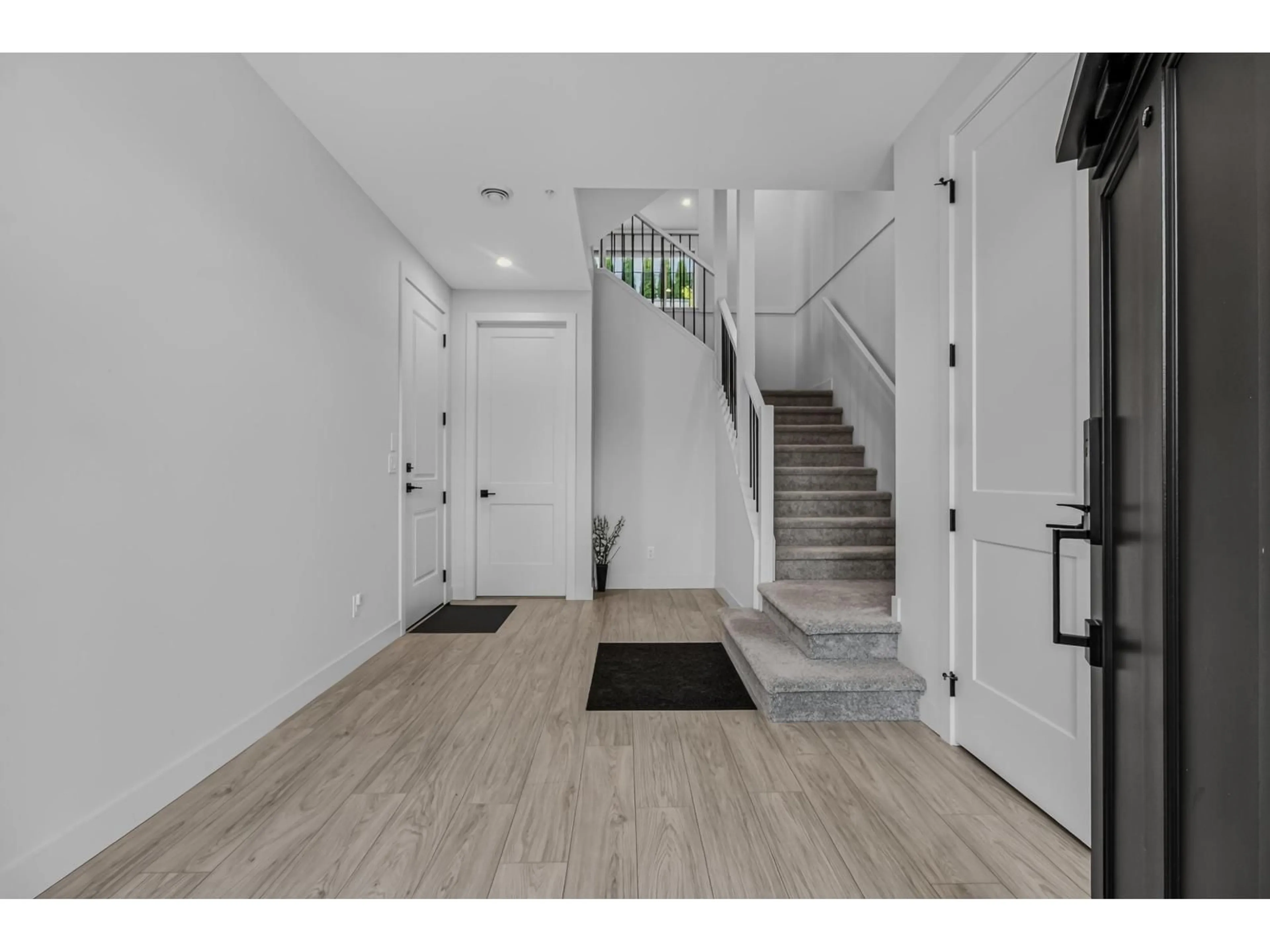 Indoor entryway for 31559 MCCREATH PLACE, Mission British Columbia V4S0E9
