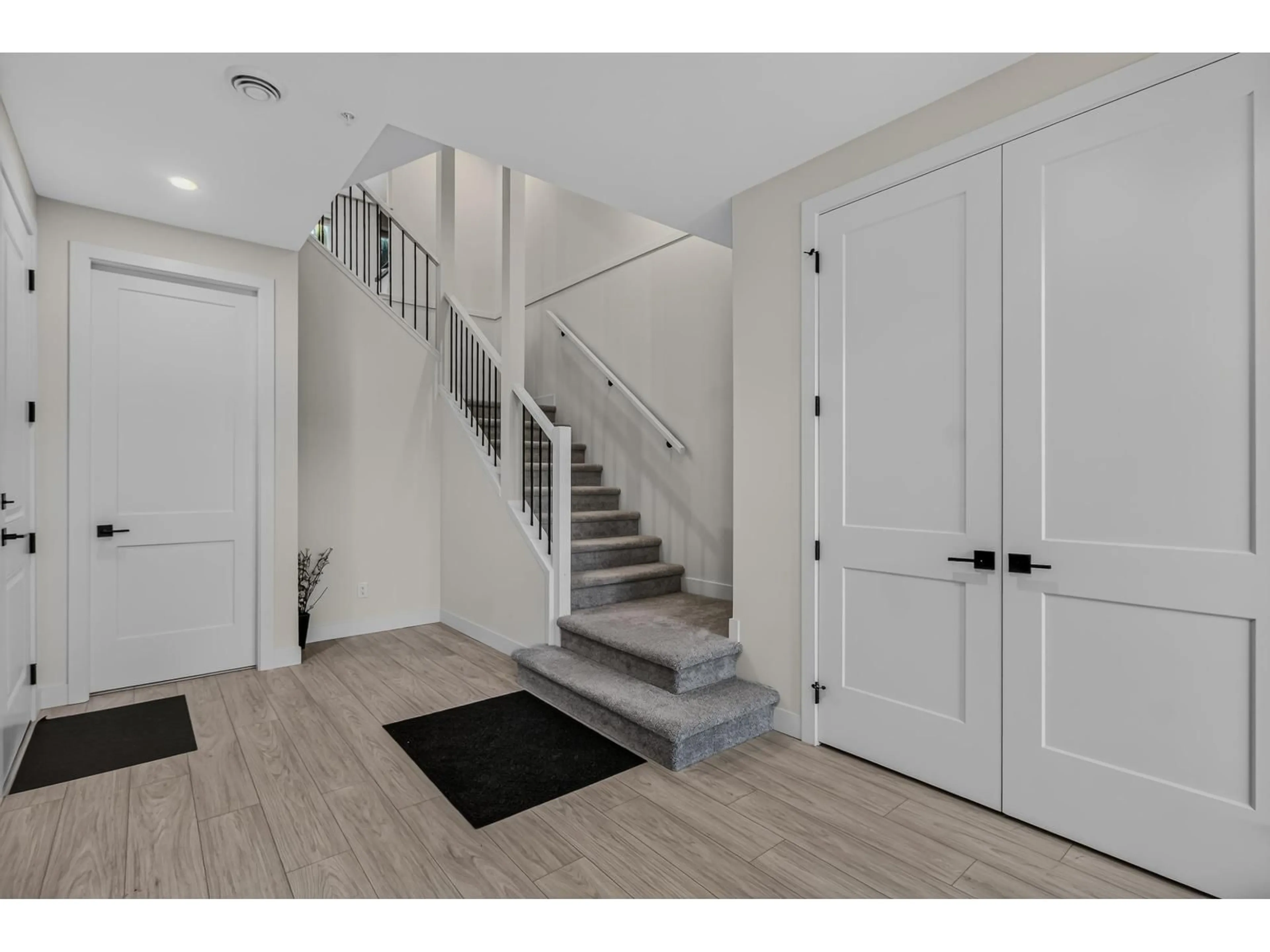 Indoor entryway for 31559 MCCREATH PLACE, Mission British Columbia V4S0E9