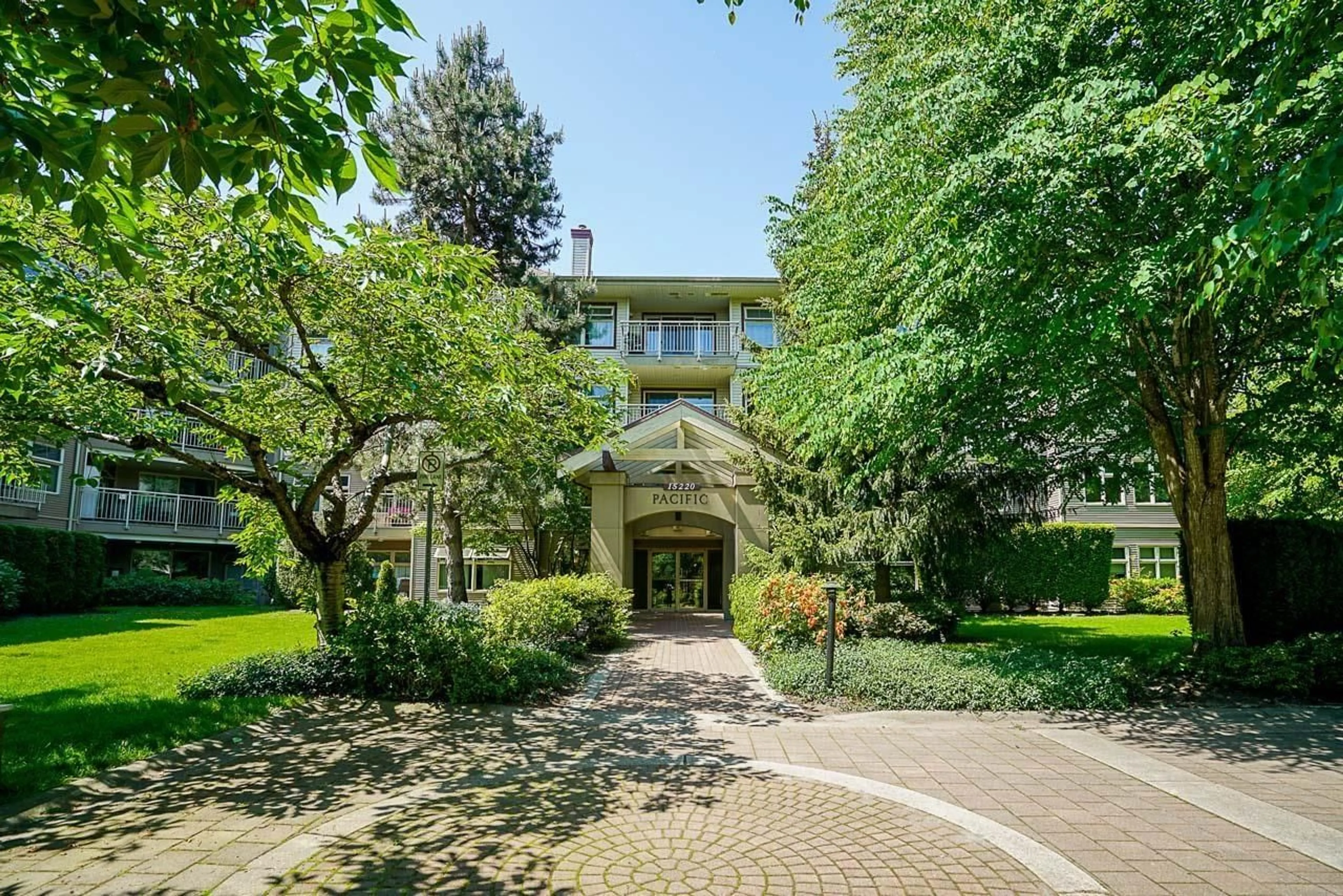 Indoor foyer for 401 - 15220 GUILDFORD DRIVE, Surrey British Columbia V3R0Y6