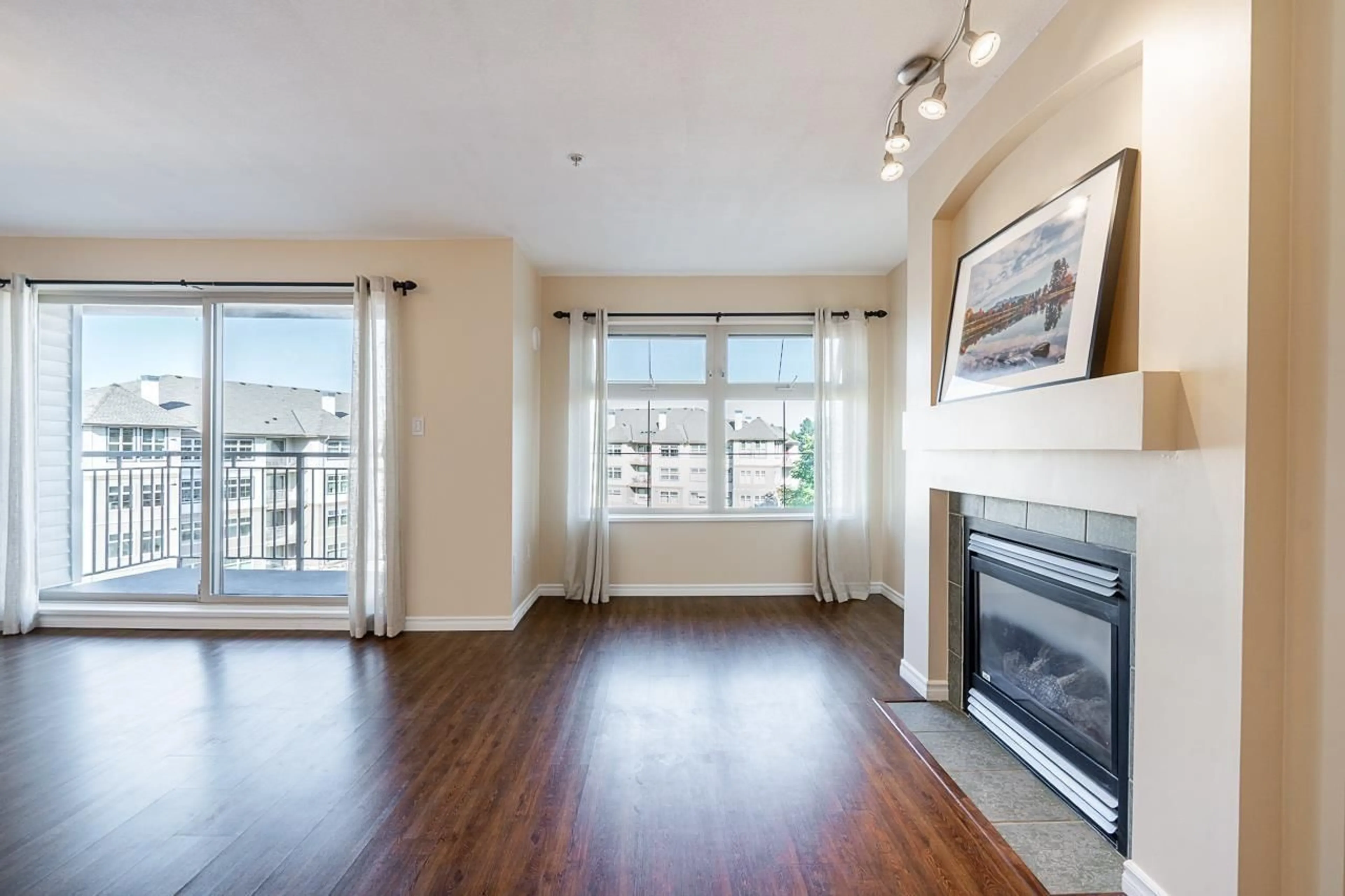 Living room with furniture, wood/laminate floor for 401 - 15220 GUILDFORD DRIVE, Surrey British Columbia V3R0Y6