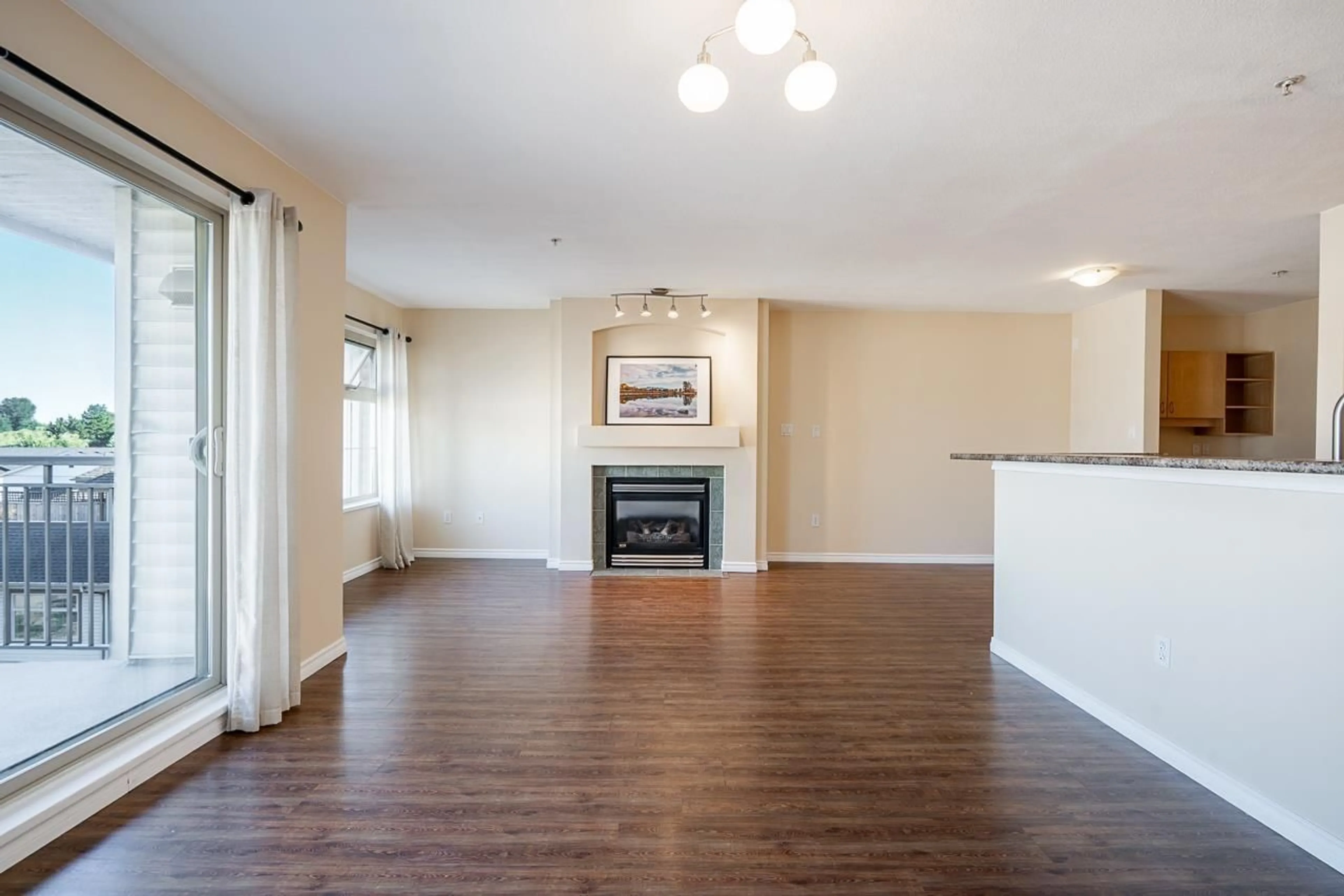 Unknown for 401 - 15220 GUILDFORD DRIVE, Surrey British Columbia V3R0Y6