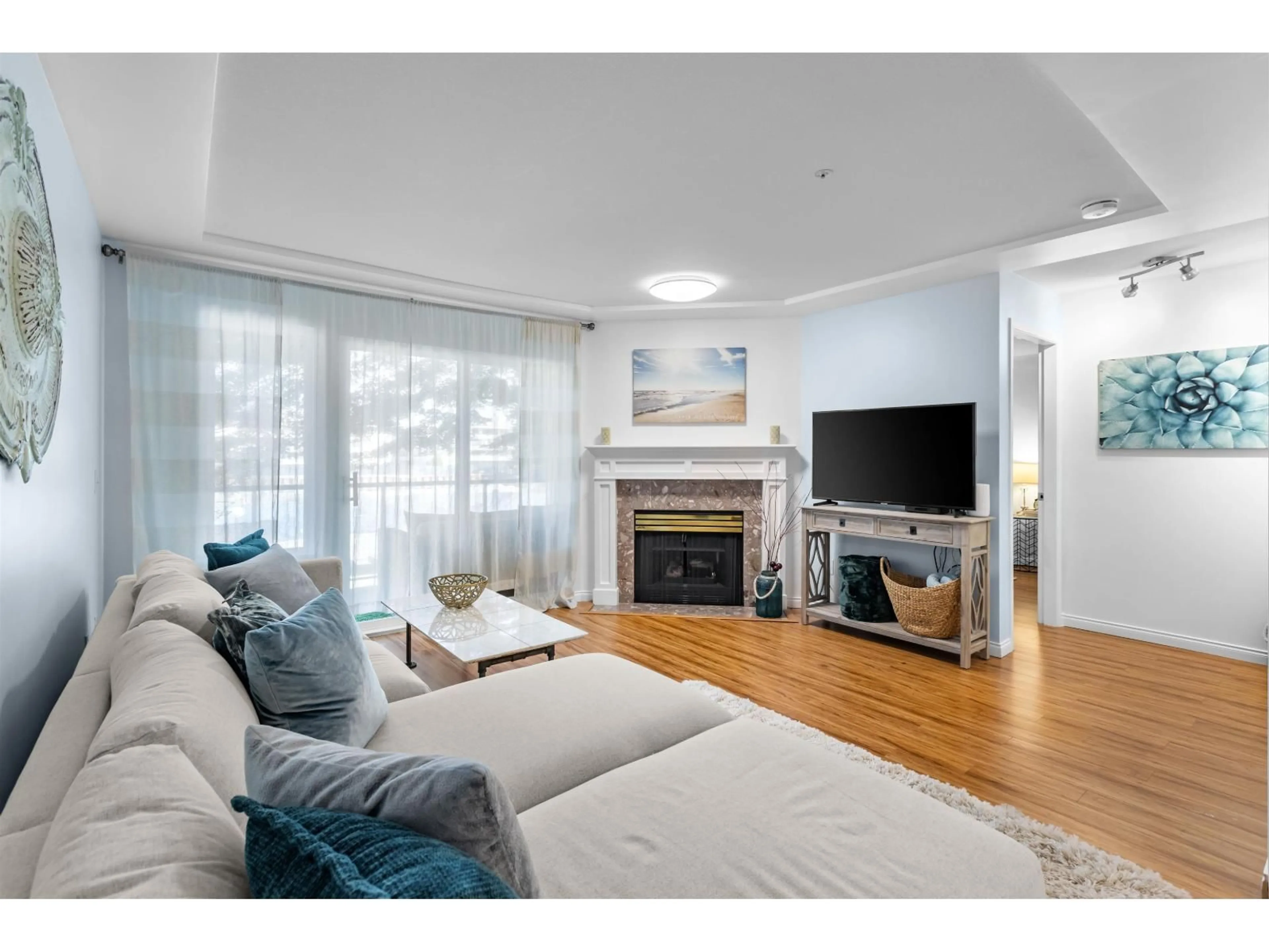 Living room with furniture, wood/laminate floor for 206 - 20433 53 AVENUE, Langley British Columbia V3A7A6